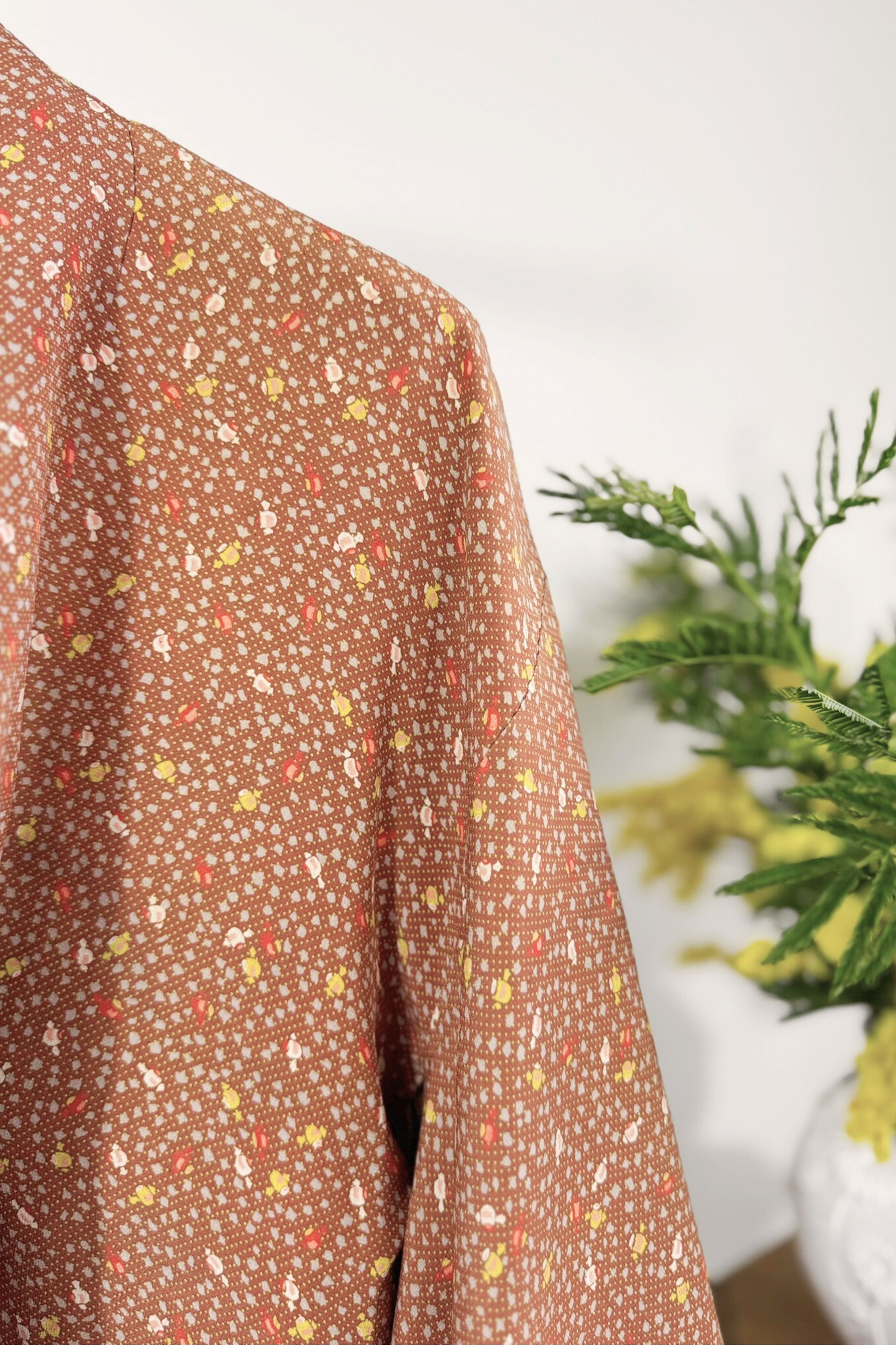 Kimono court en soie marron à motifs