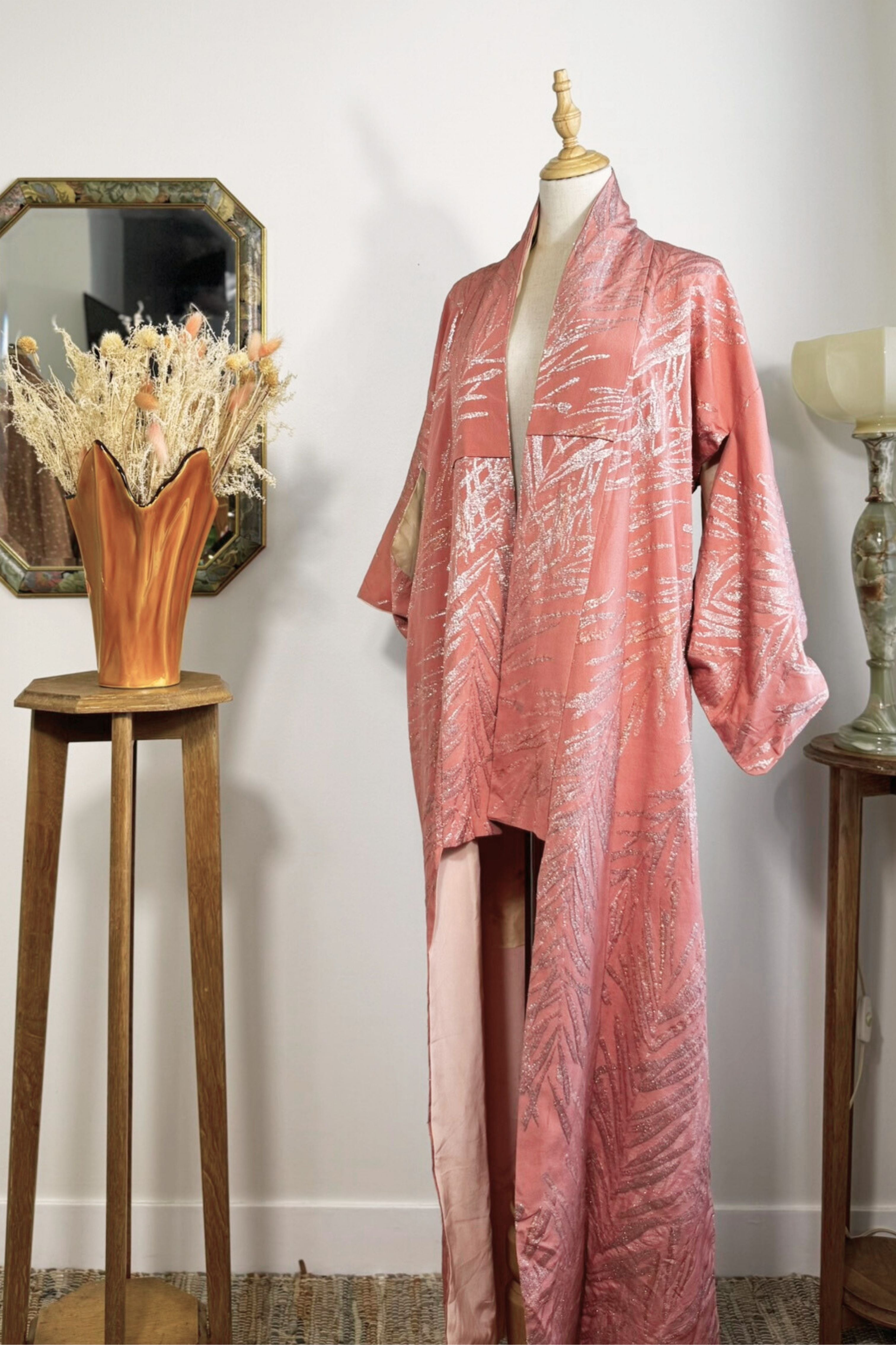 Kimono long rose à motifs argentés