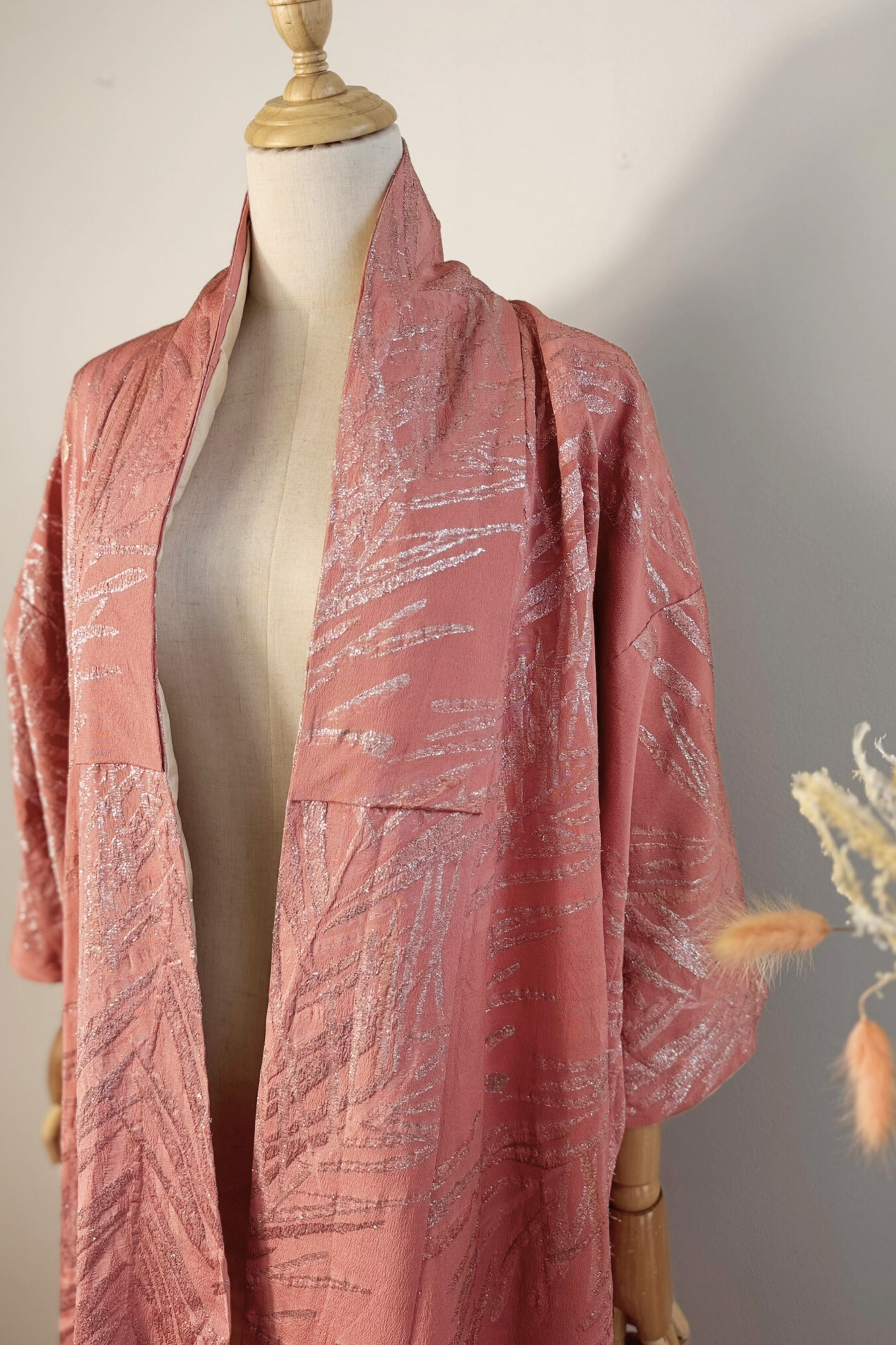 Kimono long rose à motifs argentés