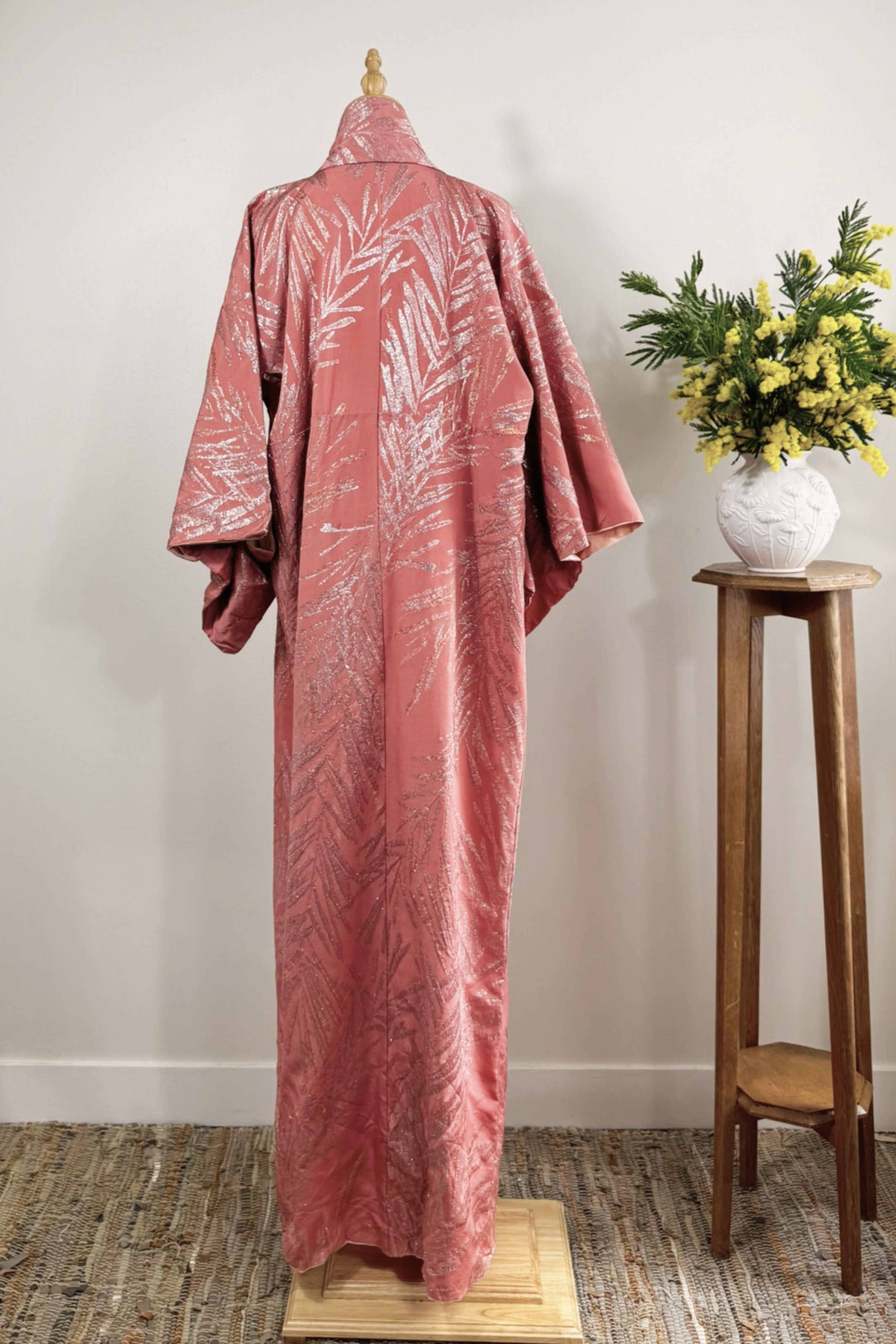 Kimono long rose à motifs argentés