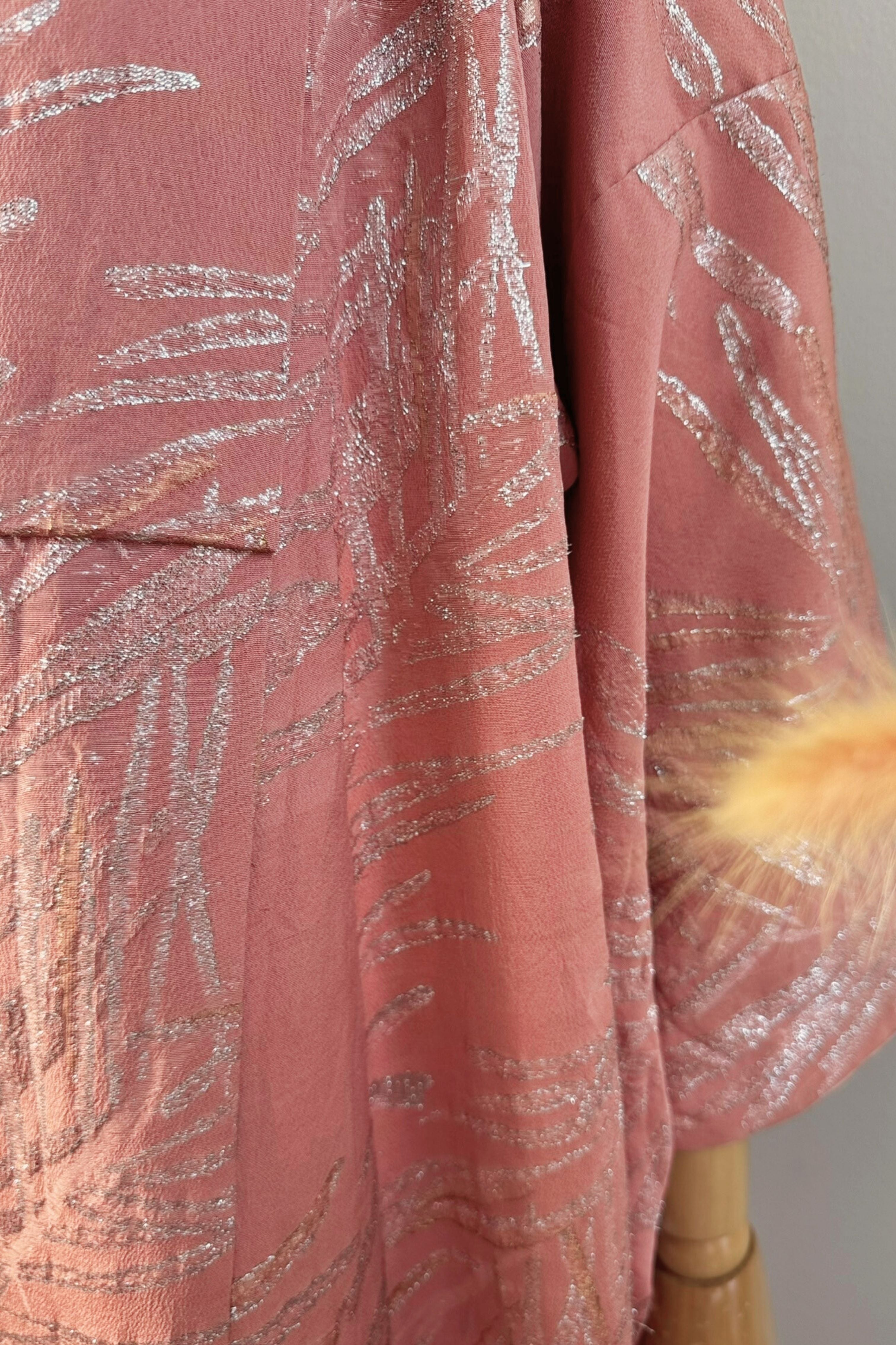 Kimono long rose à motifs argentés
