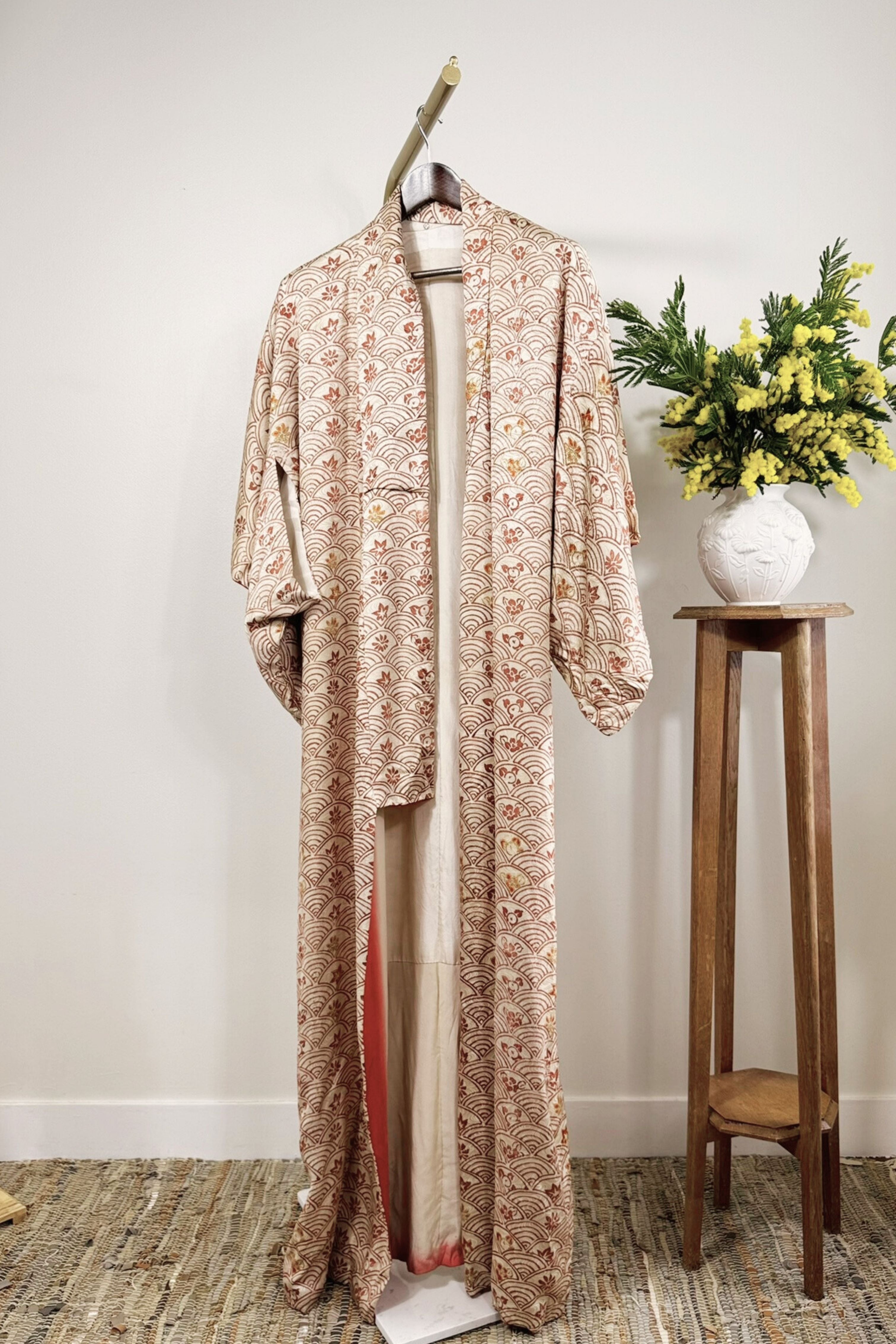 Kimono long en soie beige graphique