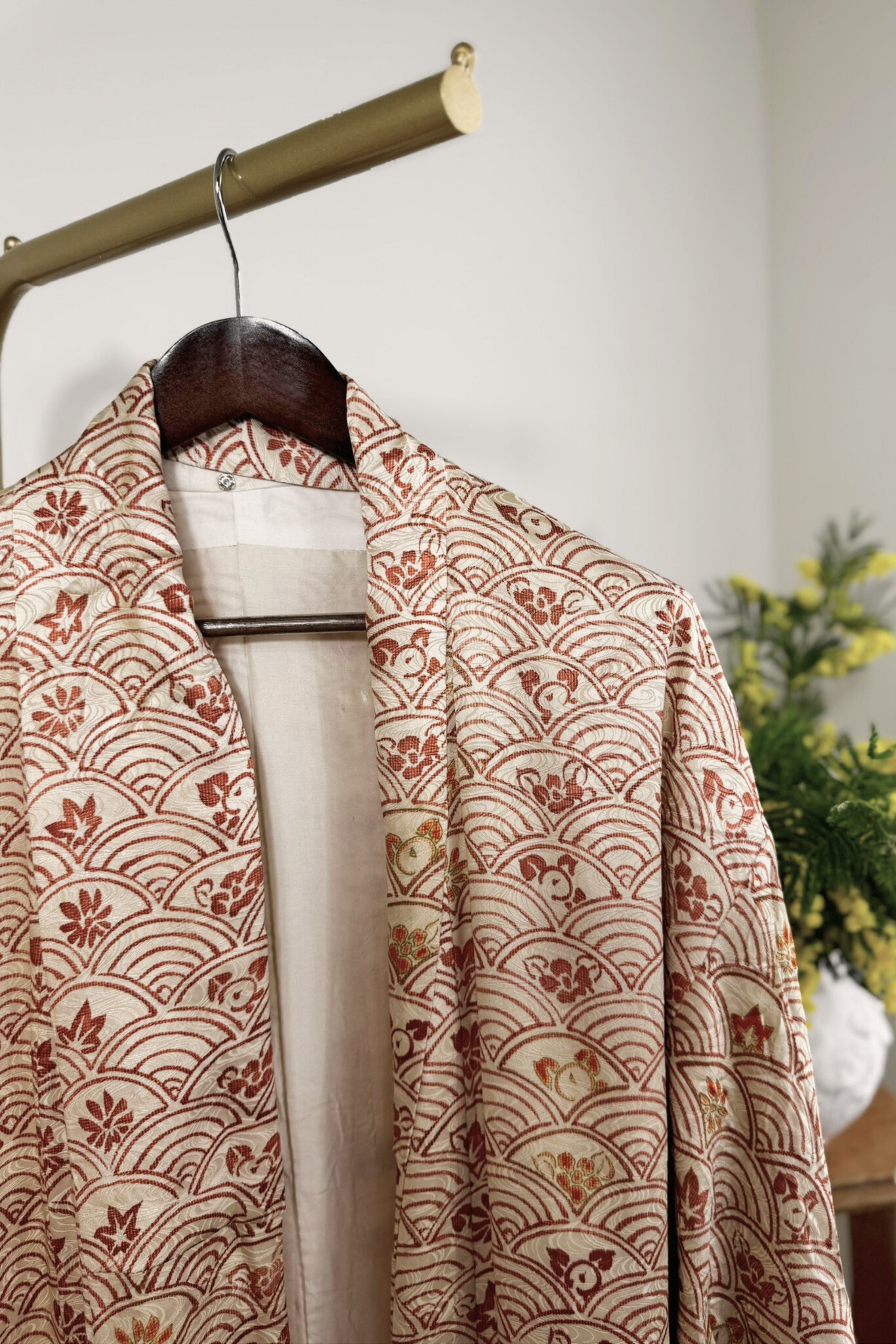 Kimono long en soie beige graphique