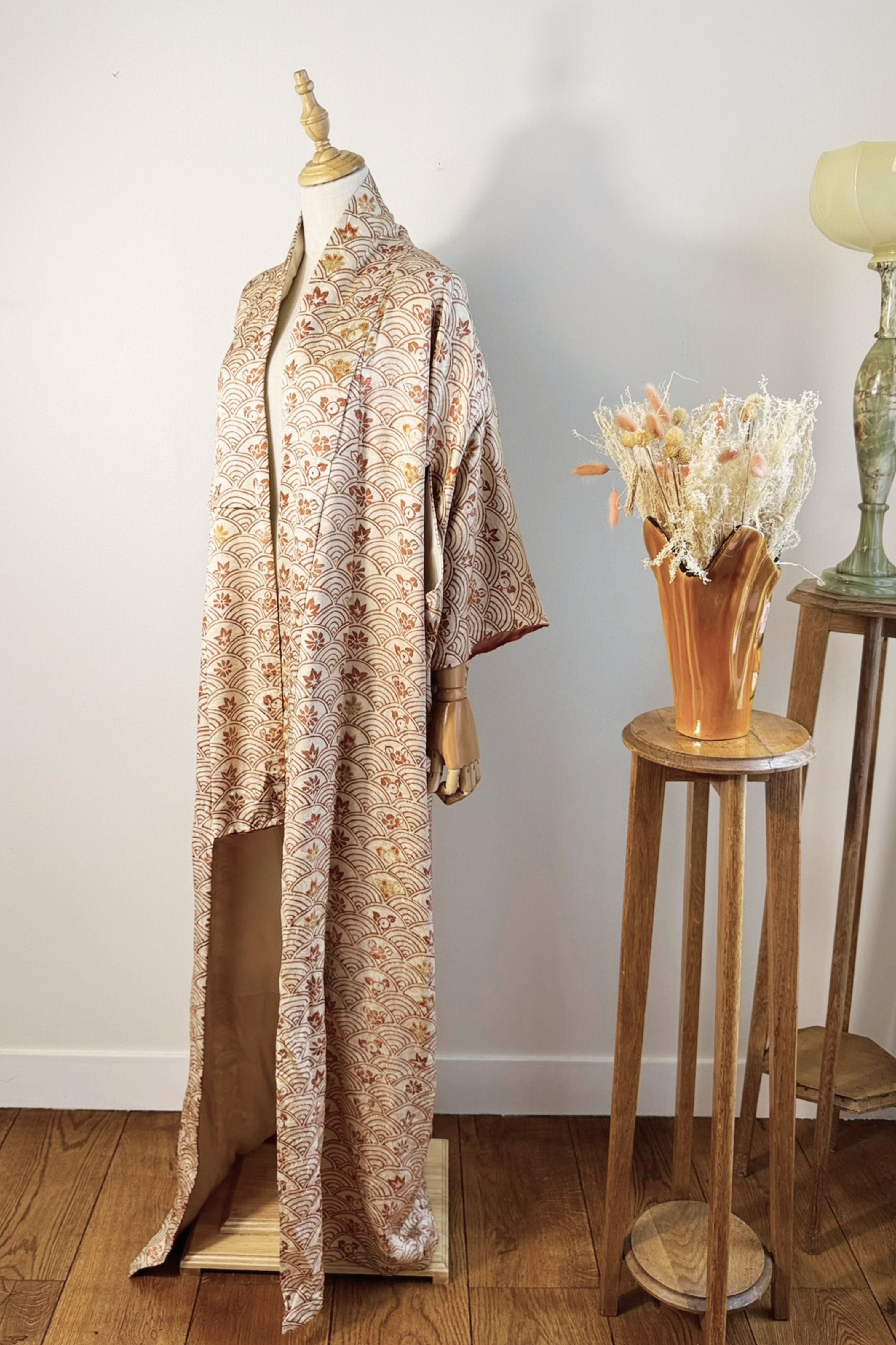Kimono long en soie beige graphique