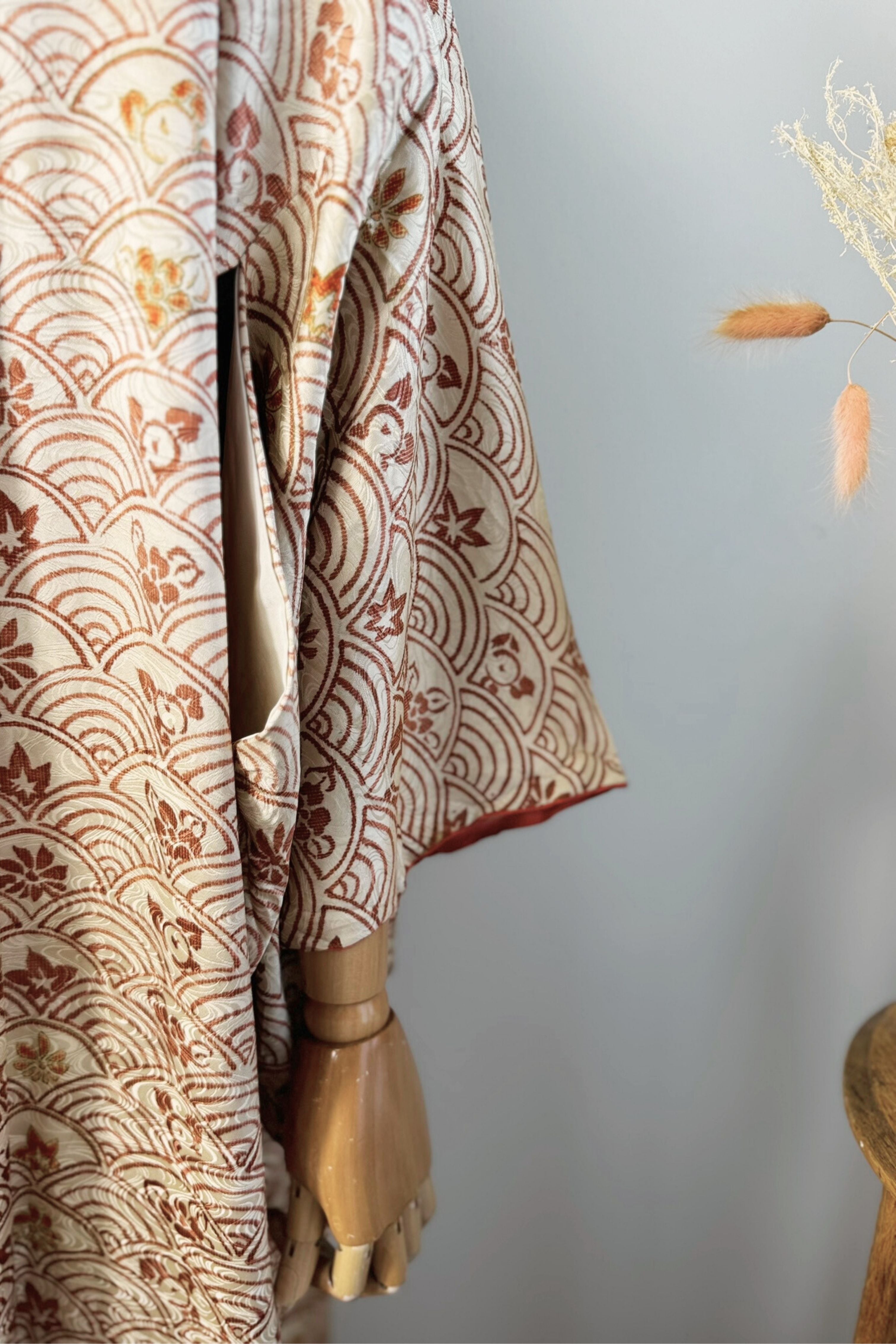 Kimono long en soie beige graphique