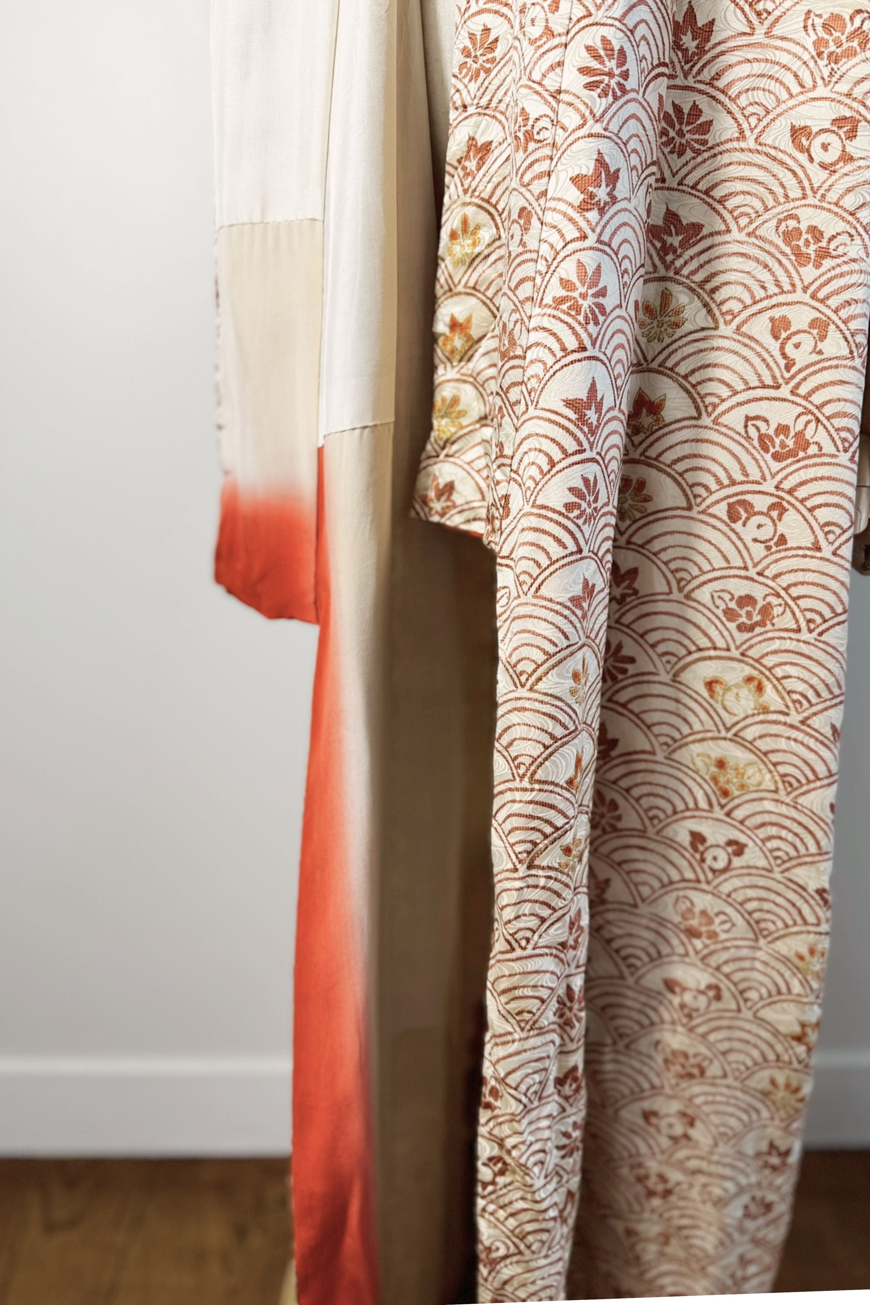 Kimono long en soie beige graphique