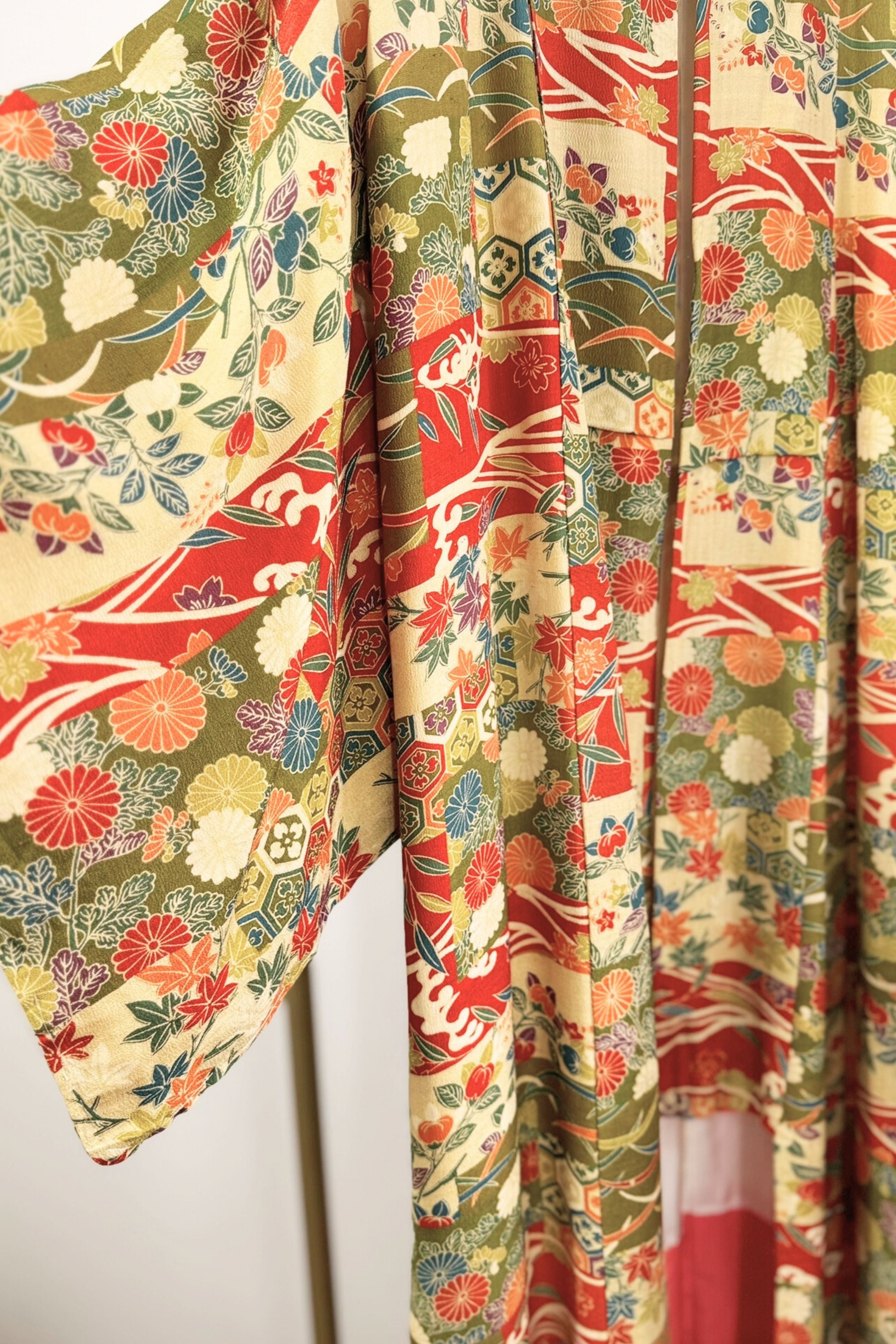 Kimono long kaki à motifs colorés