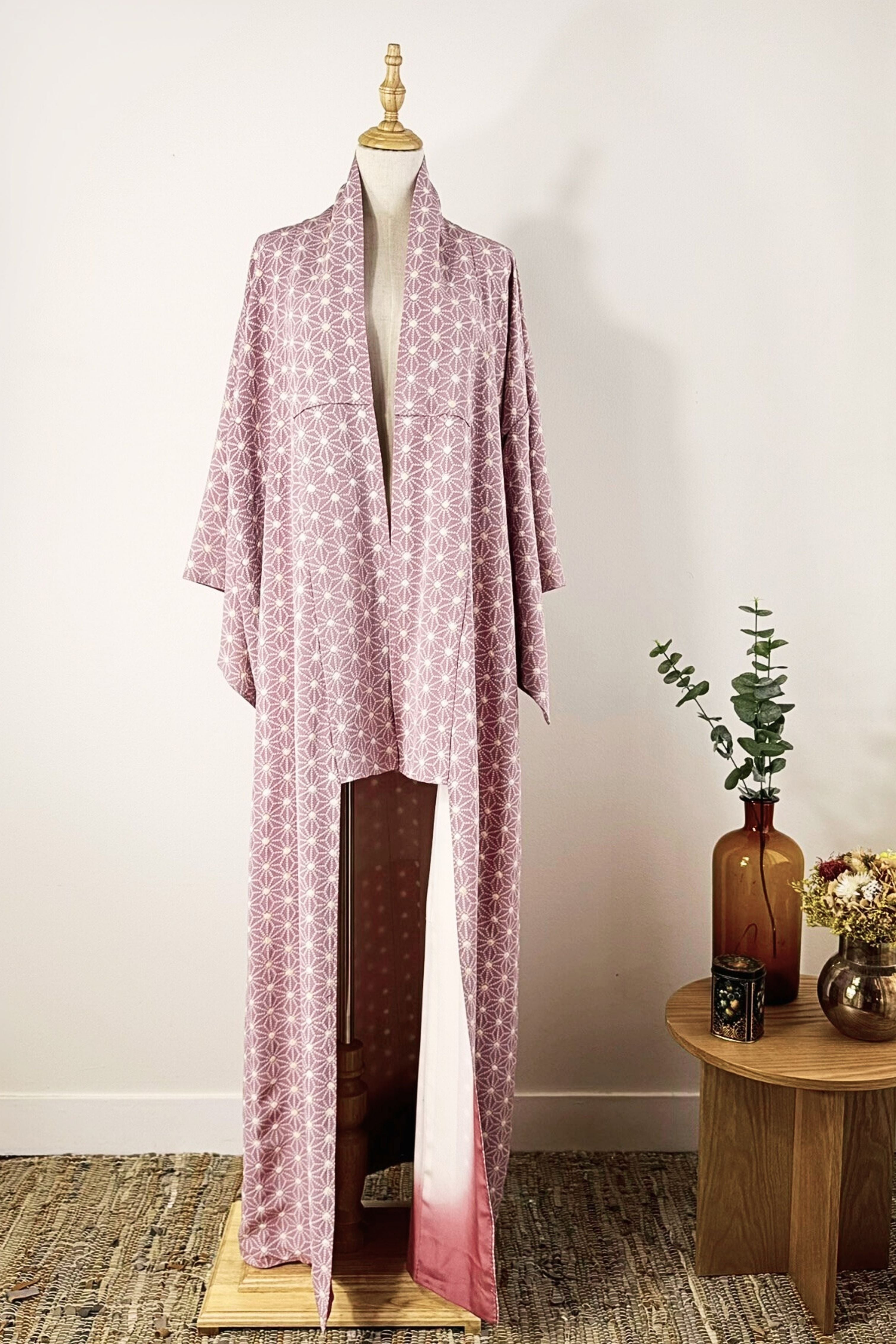 Kimono long en soie à motifs graphiques mauve
