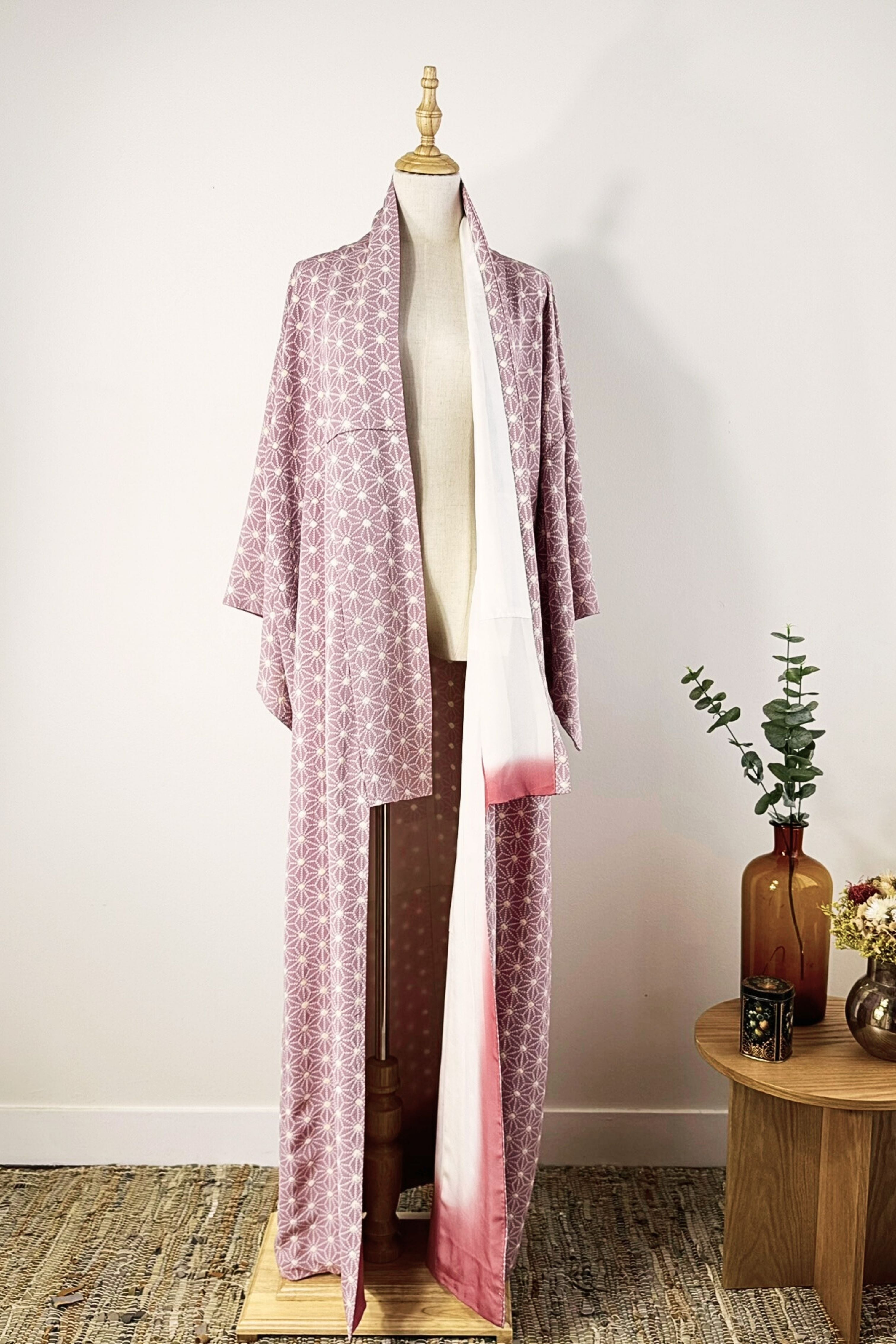 Kimono long en soie à motifs graphiques mauve
