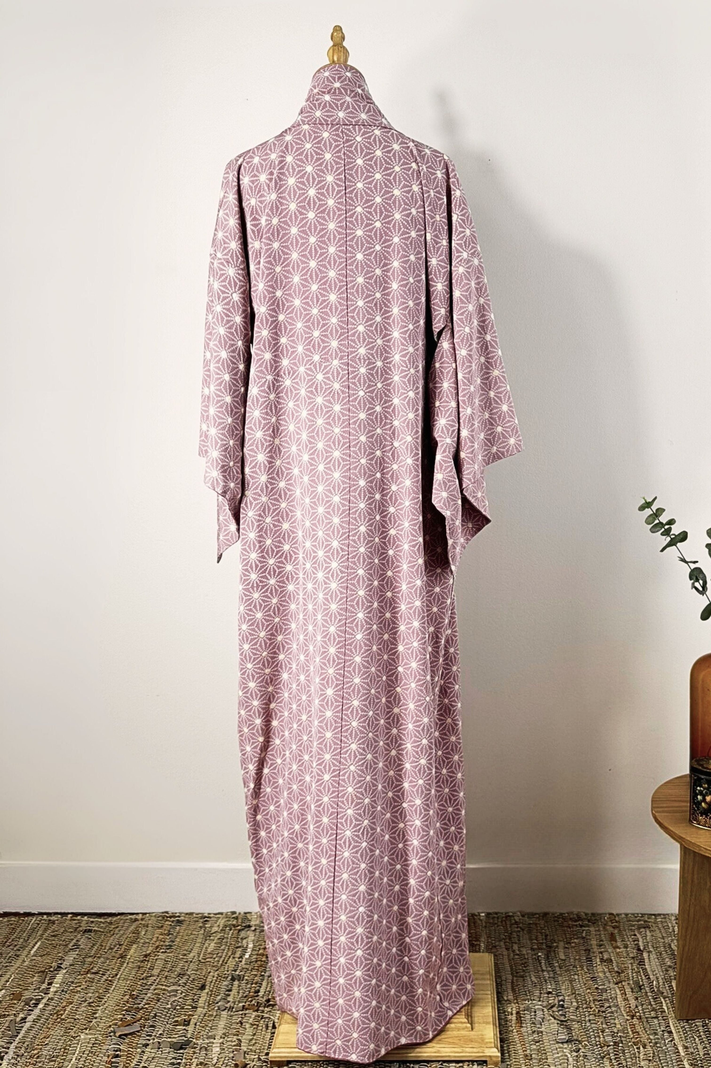 Kimono long en soie à motifs graphiques mauve