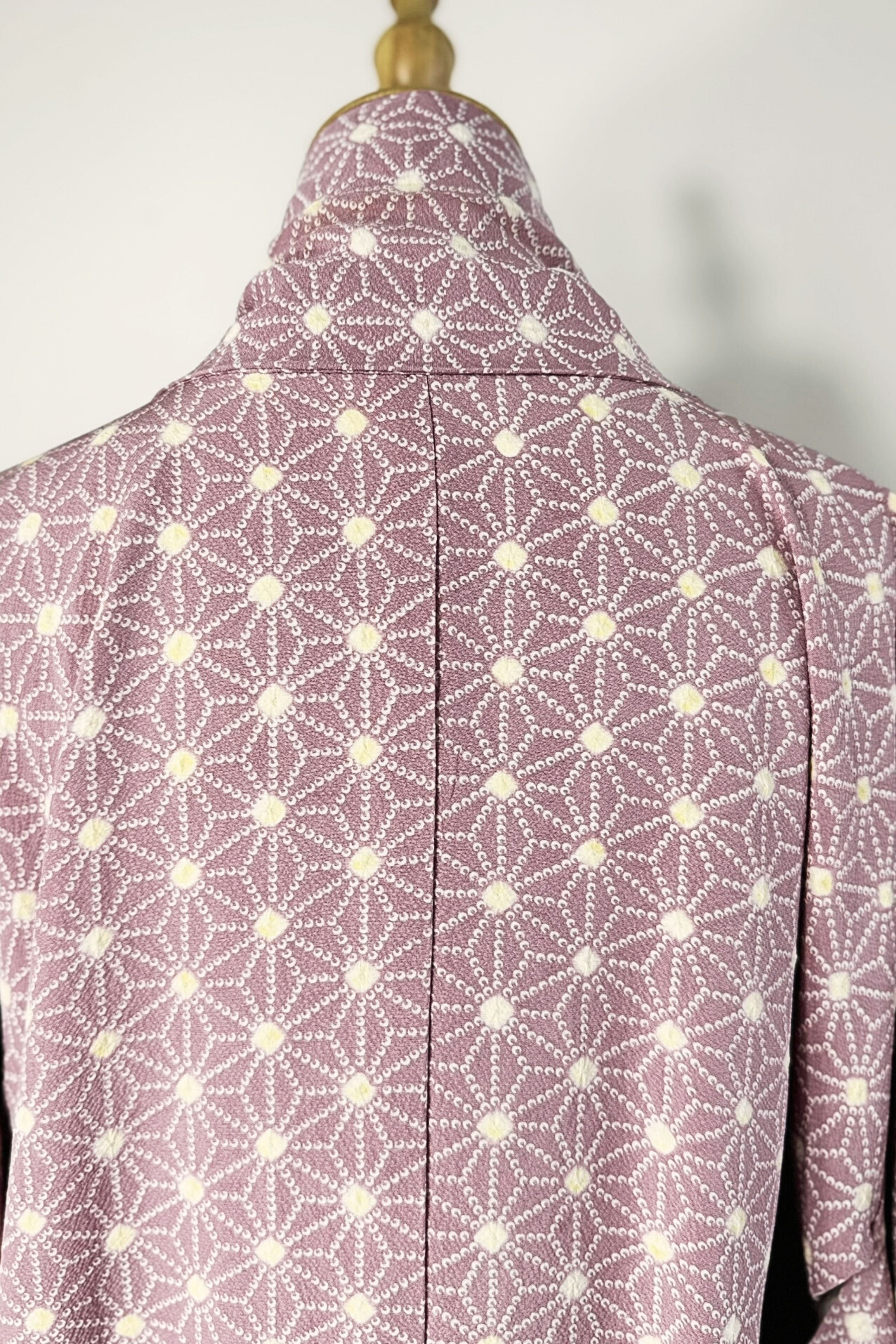 Kimono long en soie à motifs graphiques mauve