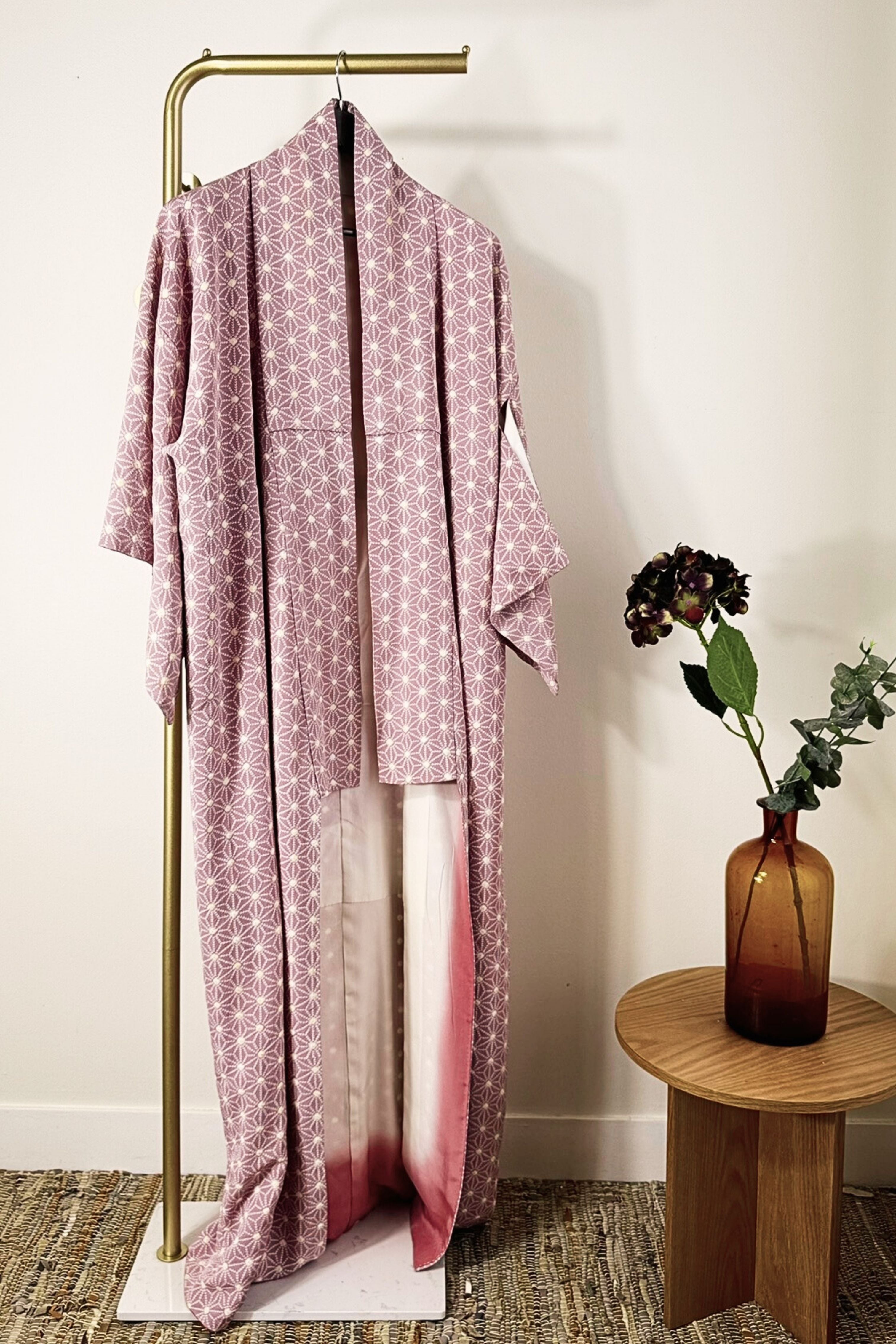 Kimono long en soie à motifs graphiques mauve