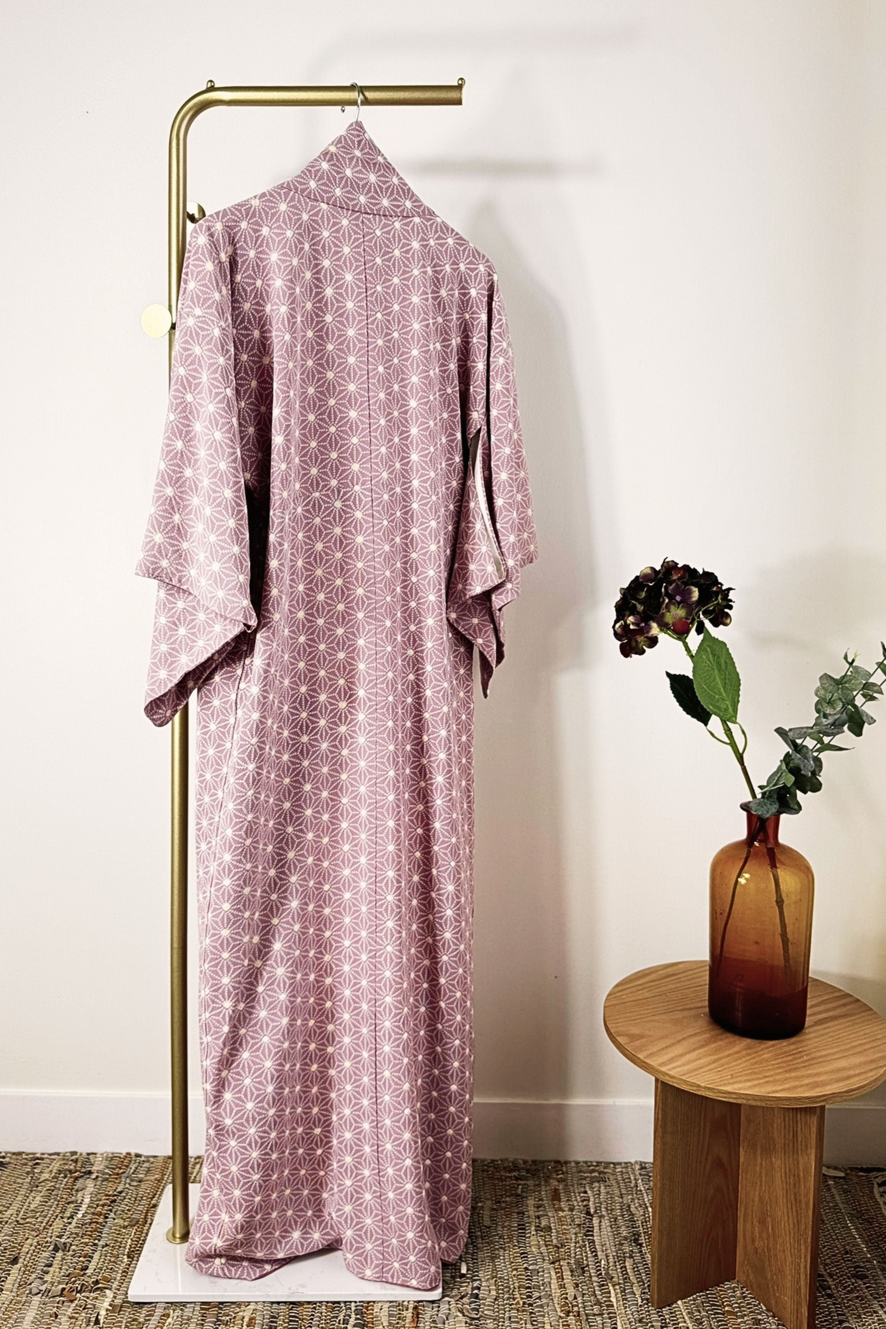 Kimono long en soie à motifs graphiques mauve