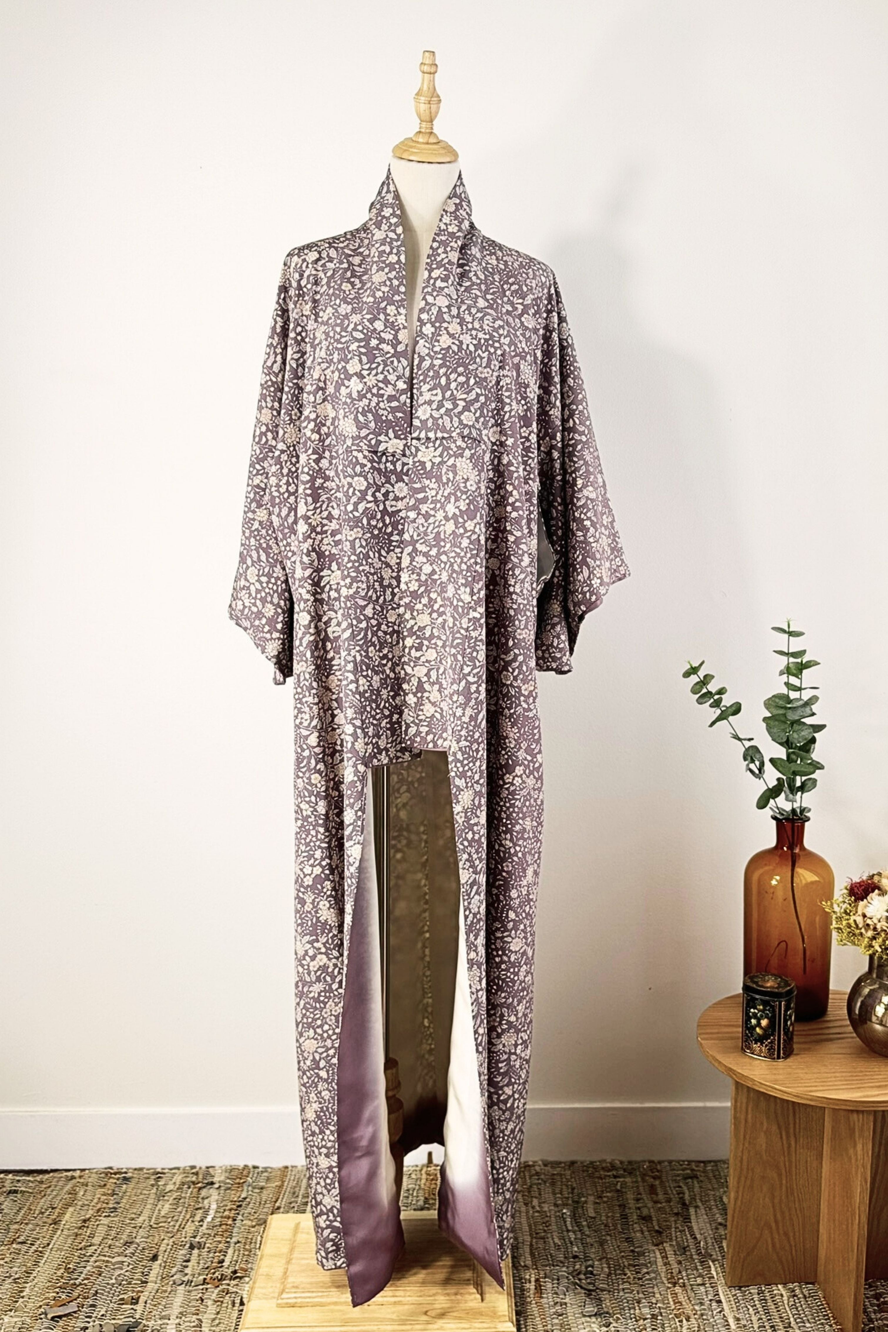 Kimono long en soie à fleurs mauve