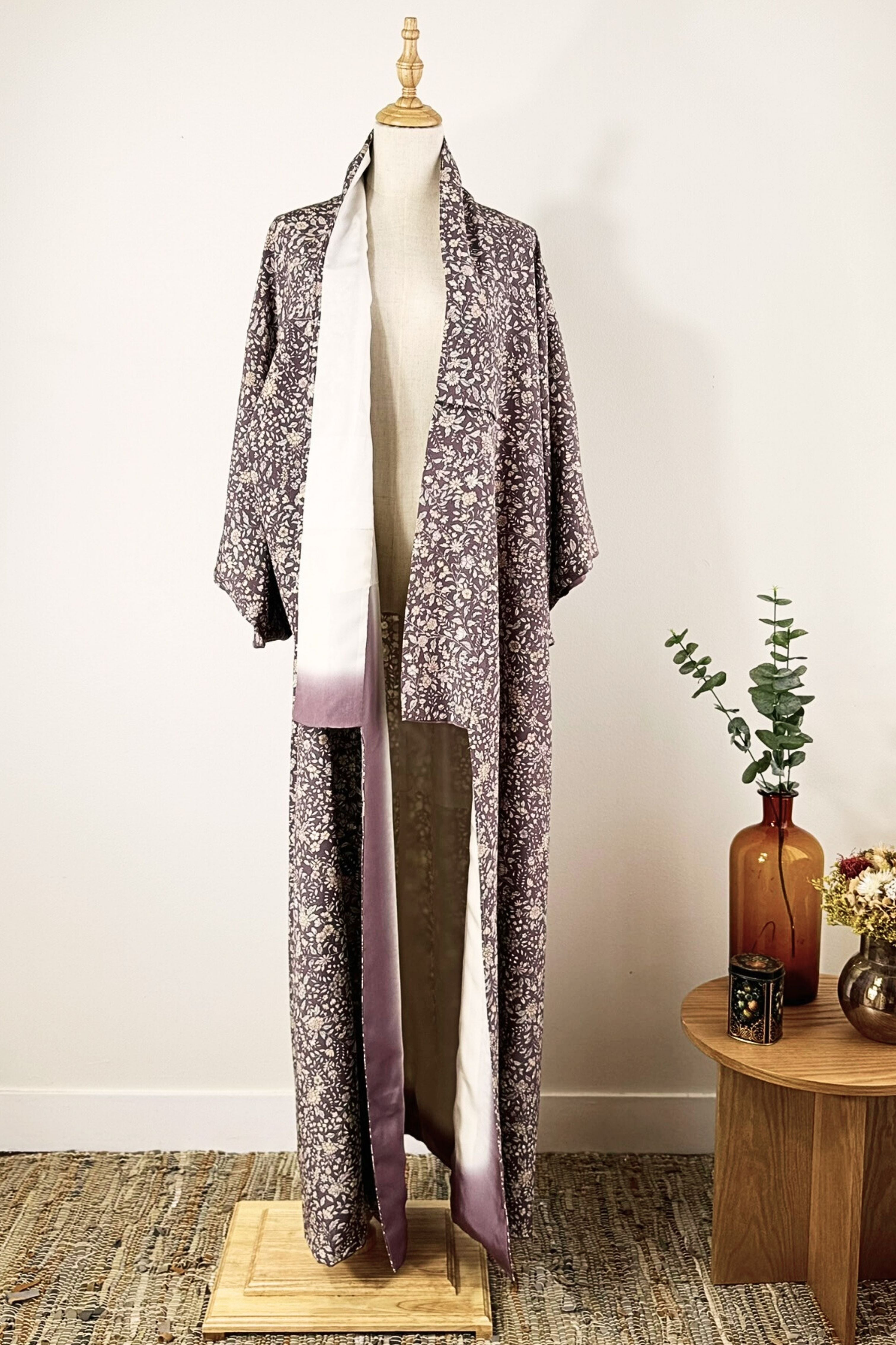 Kimono long en soie à fleurs mauve