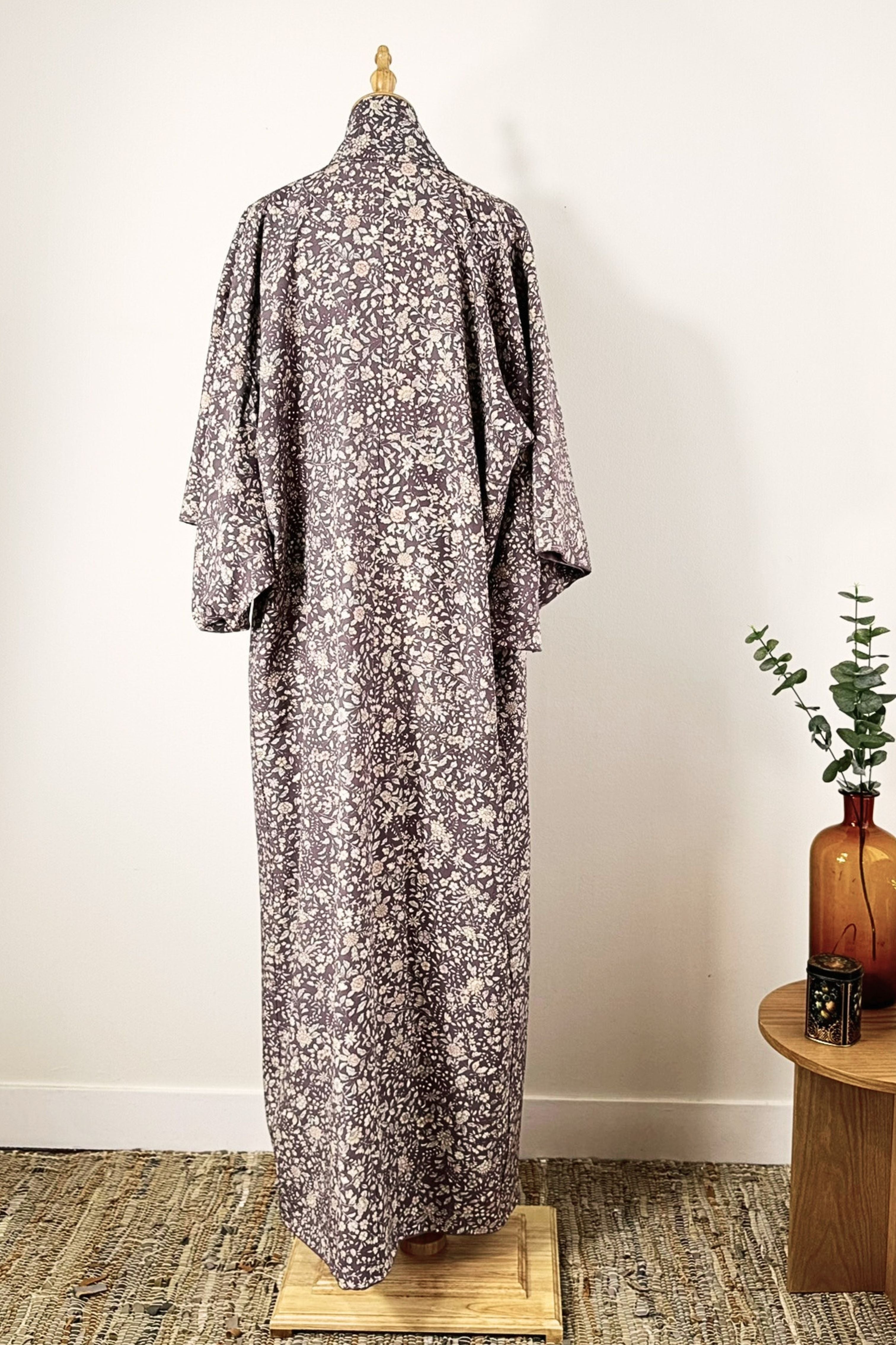 Kimono long en soie à fleurs mauve
