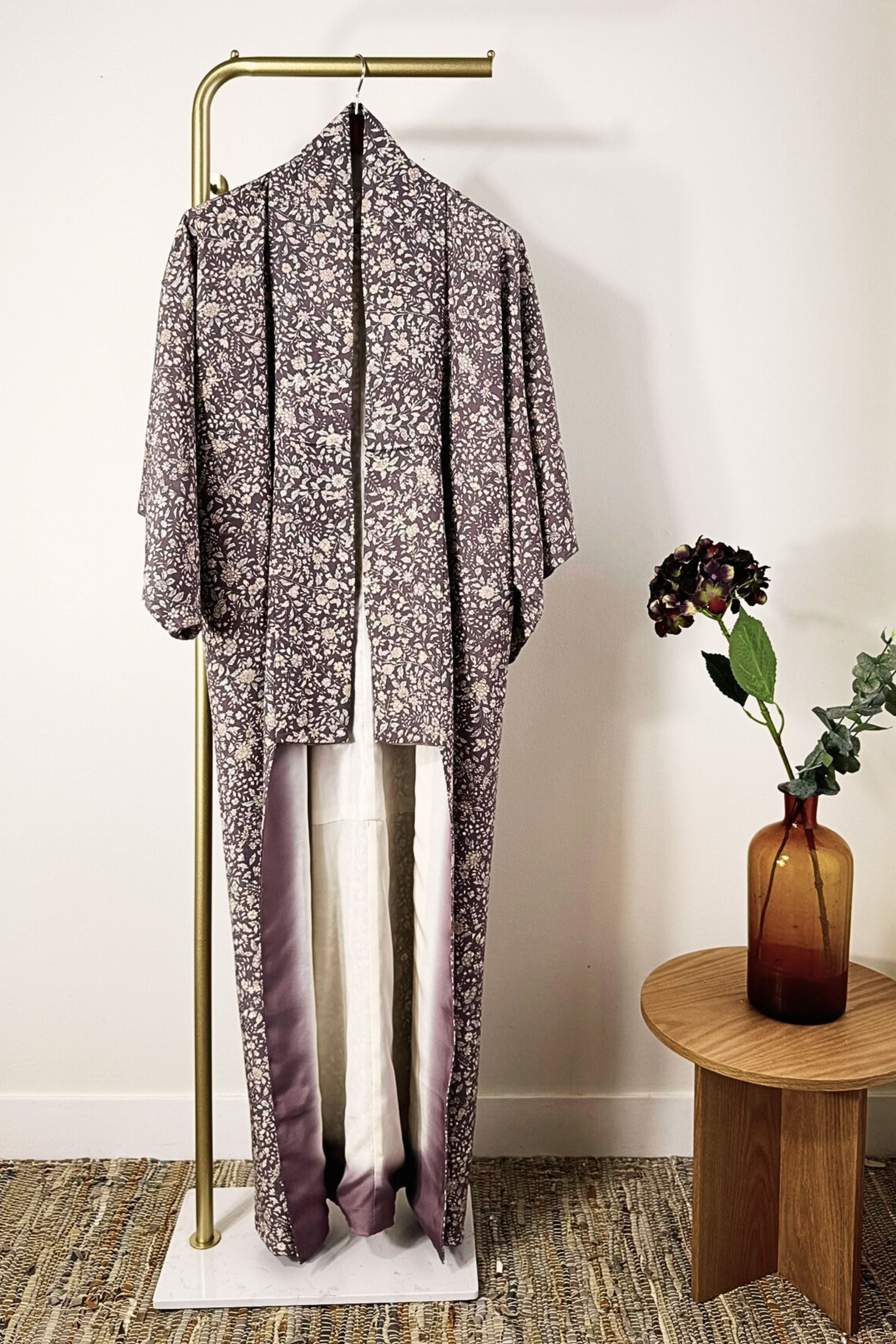 Kimono long en soie à fleurs mauve