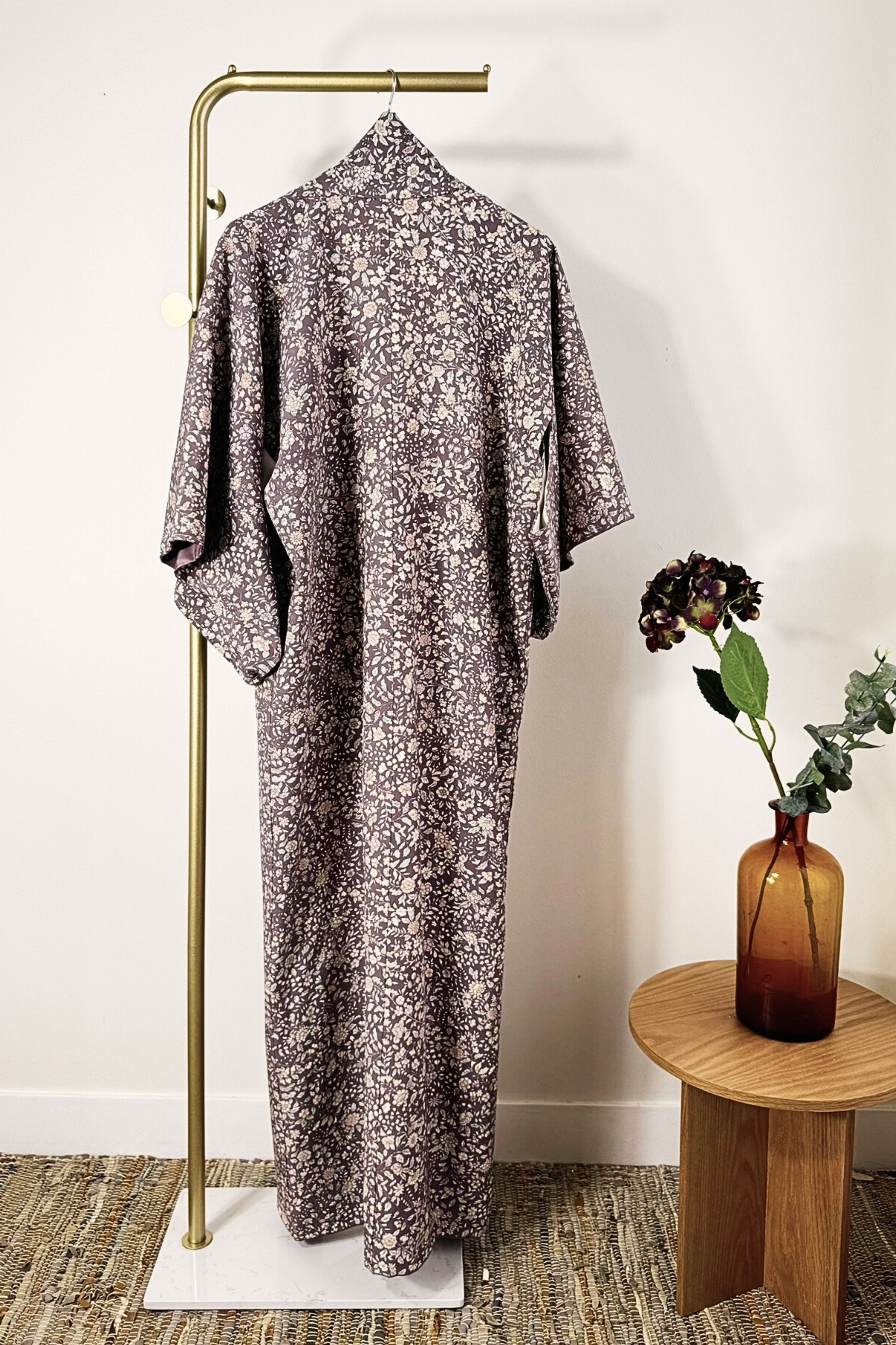 Kimono long en soie à fleurs mauve