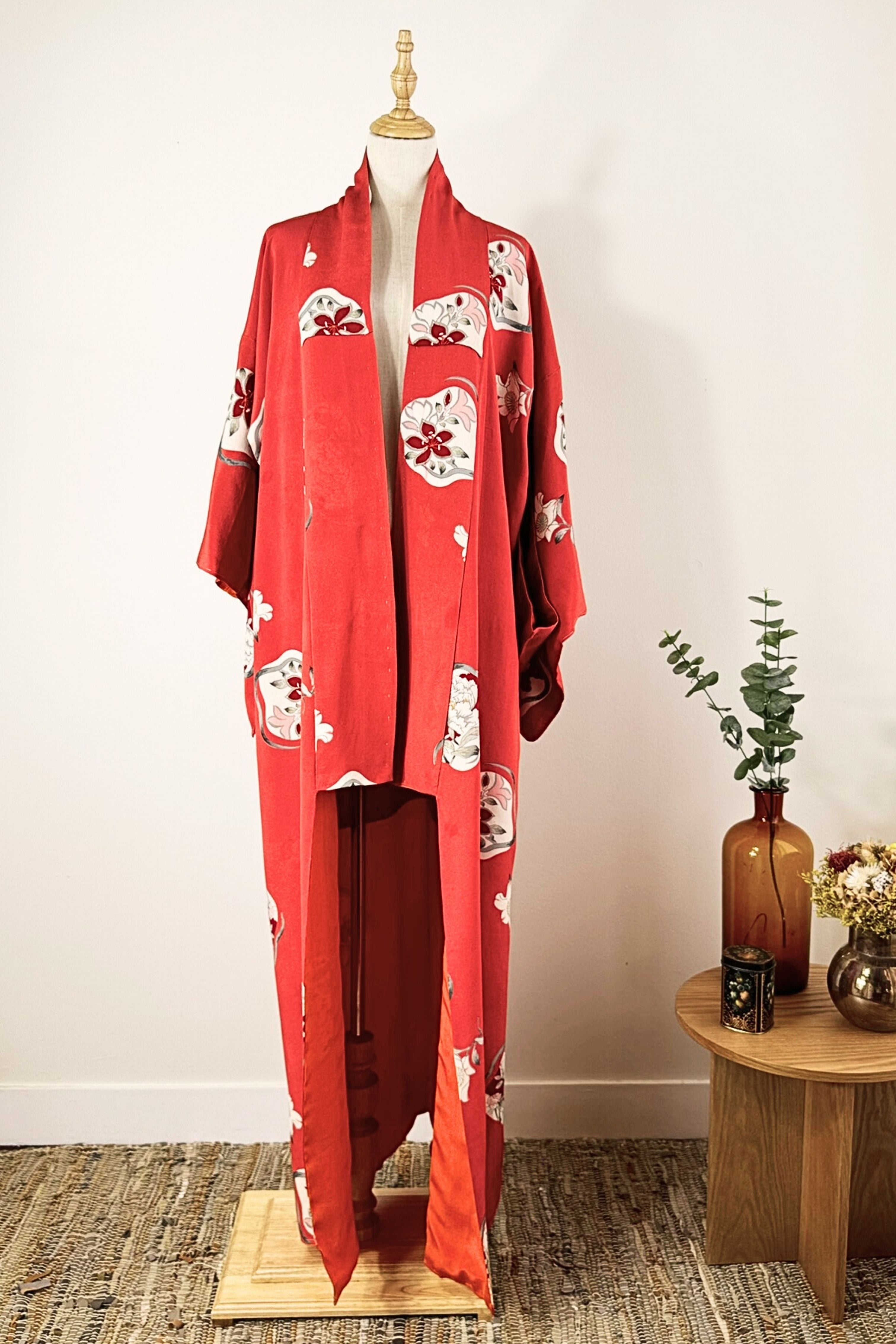 Kimono long en soie à fleurs rouge