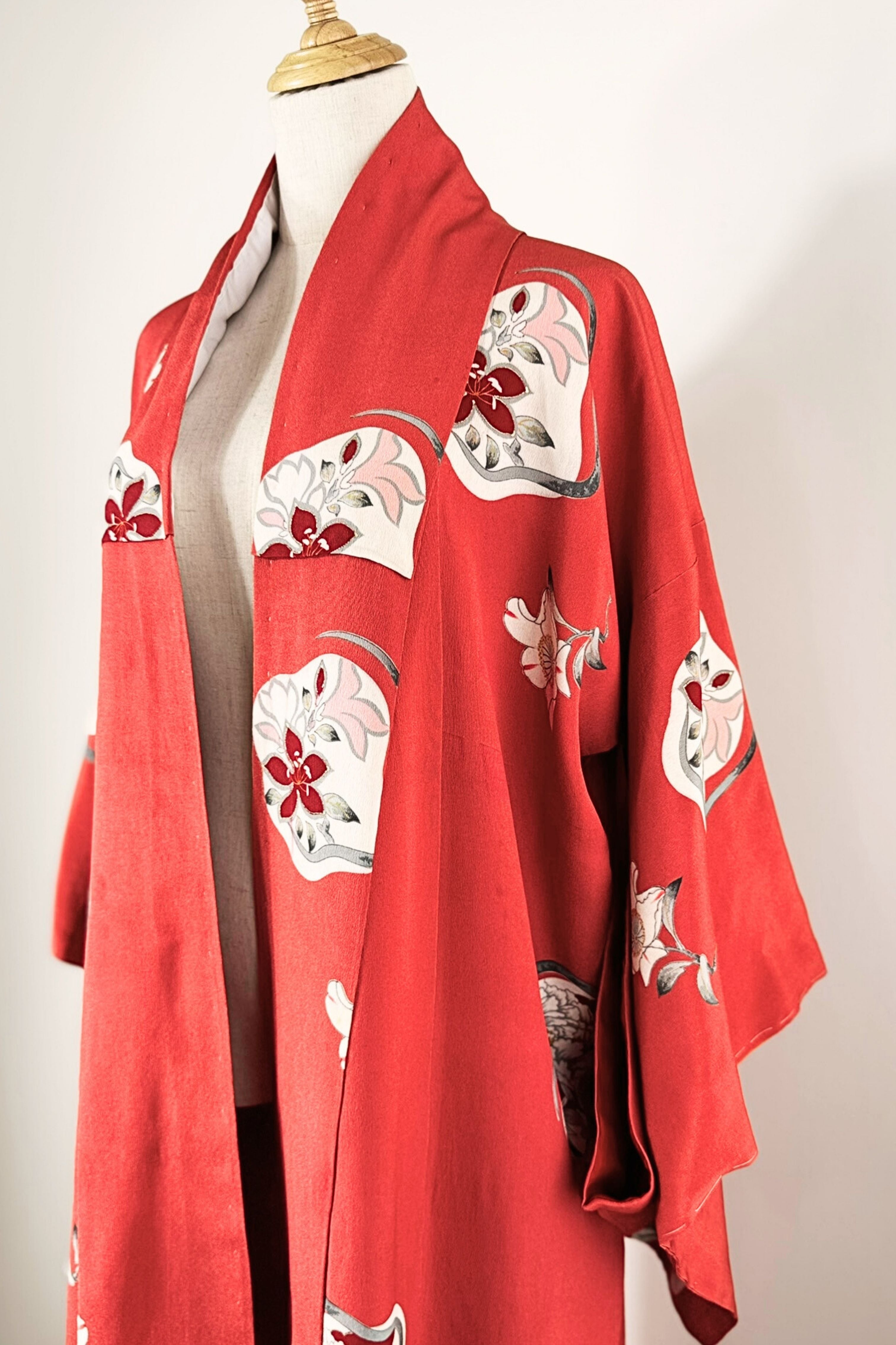 Kimono long en soie à fleurs rouge