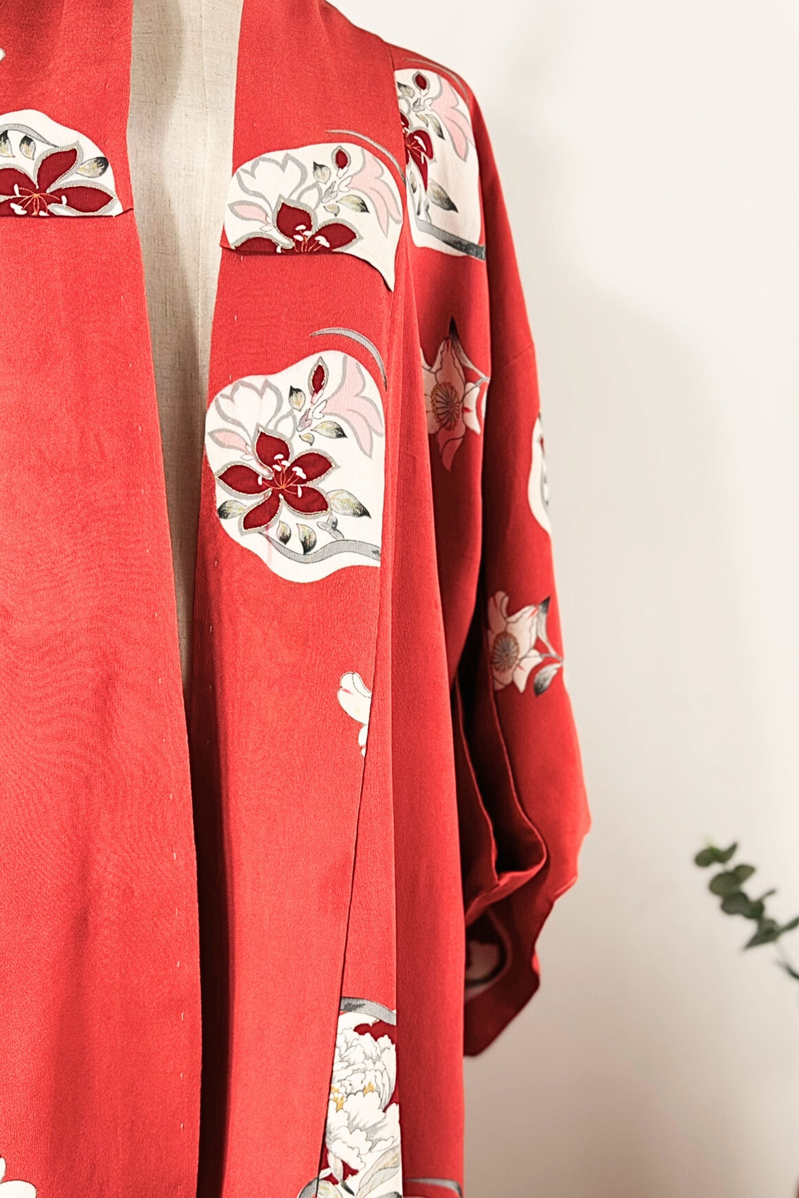 Kimono long en soie à fleurs rouge