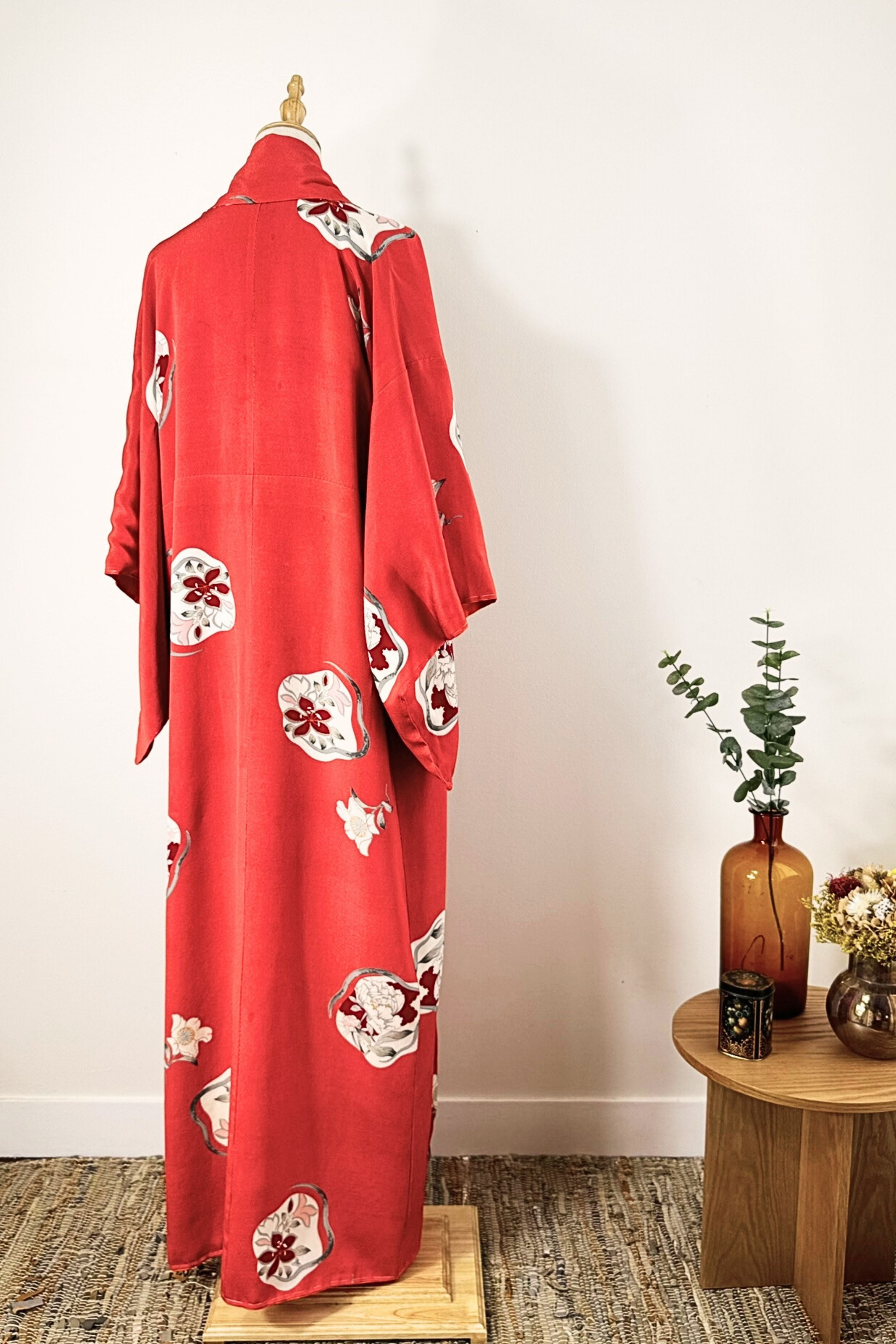 Kimono long en soie à fleurs rouge