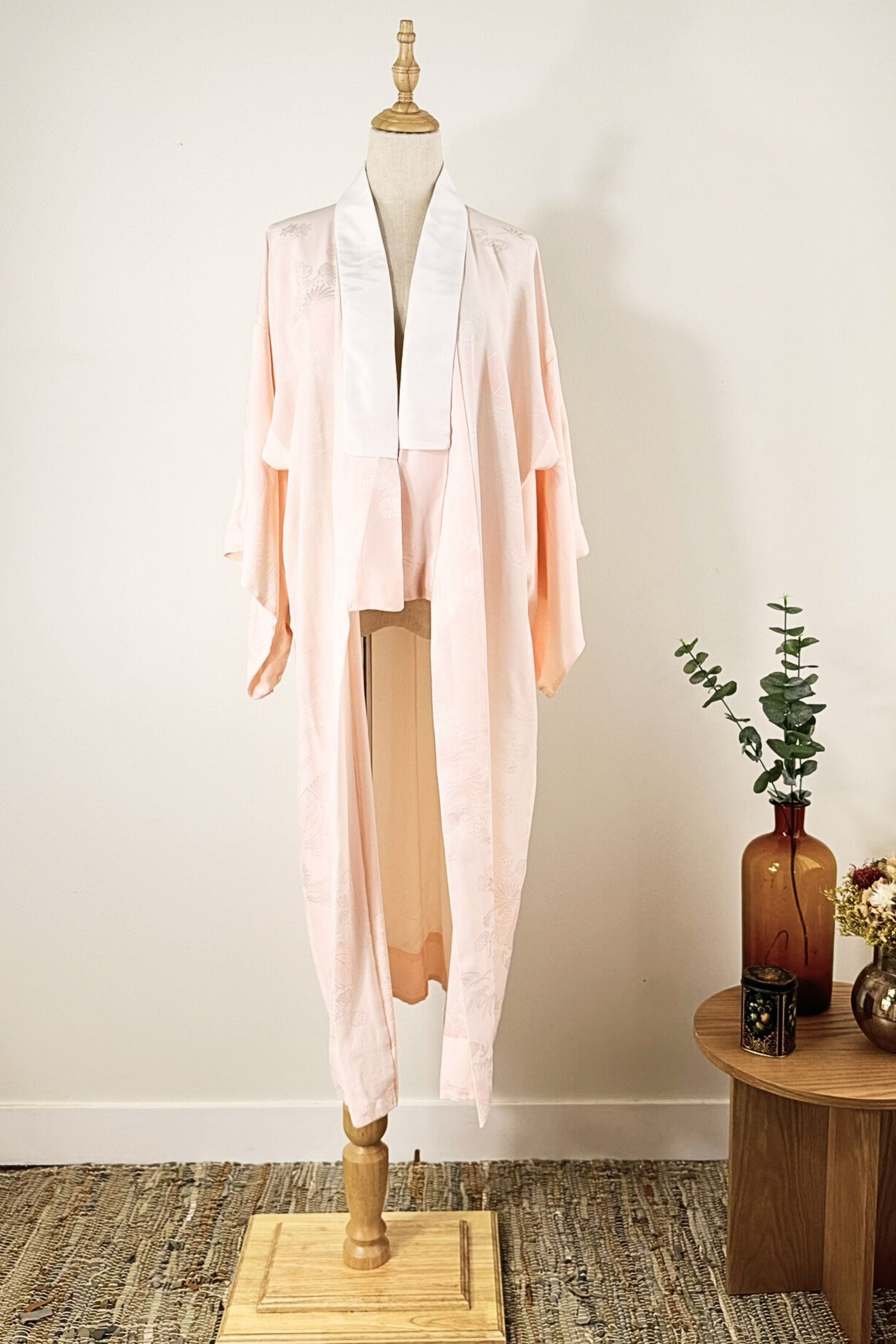Mid-length kimono in flowing pink silk