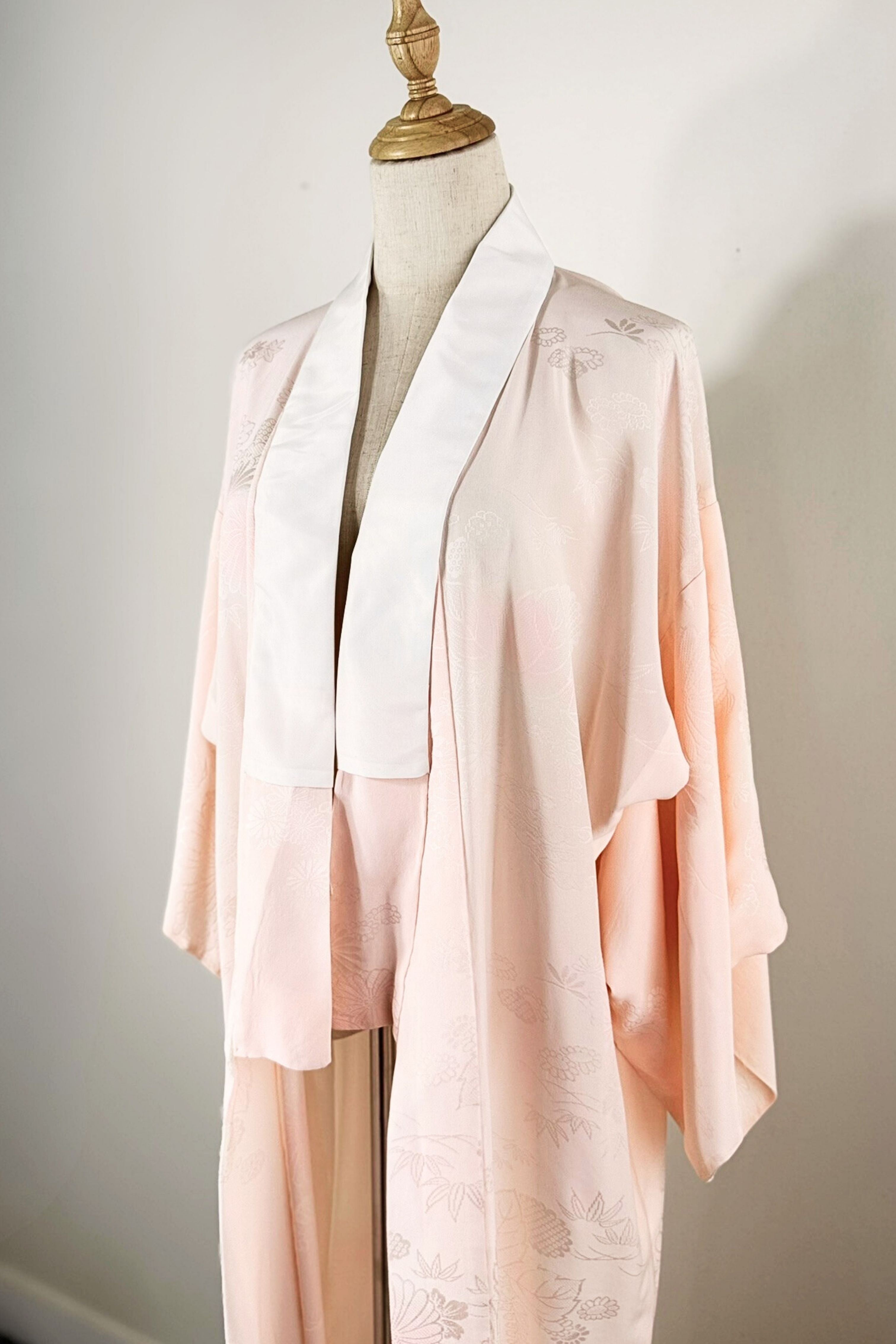 Mid-length kimono in flowing pink silk