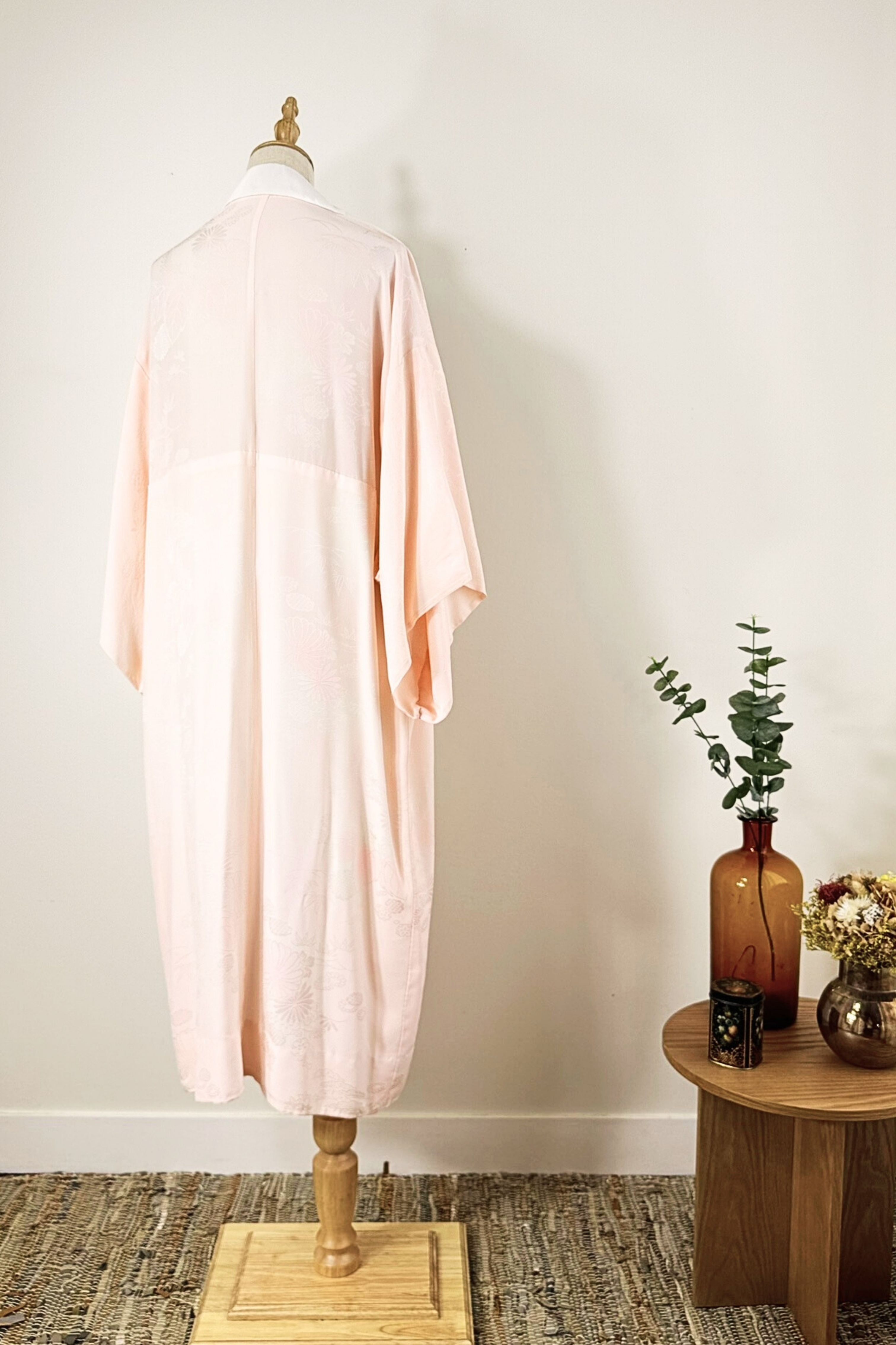 Mid-length kimono in flowing pink silk