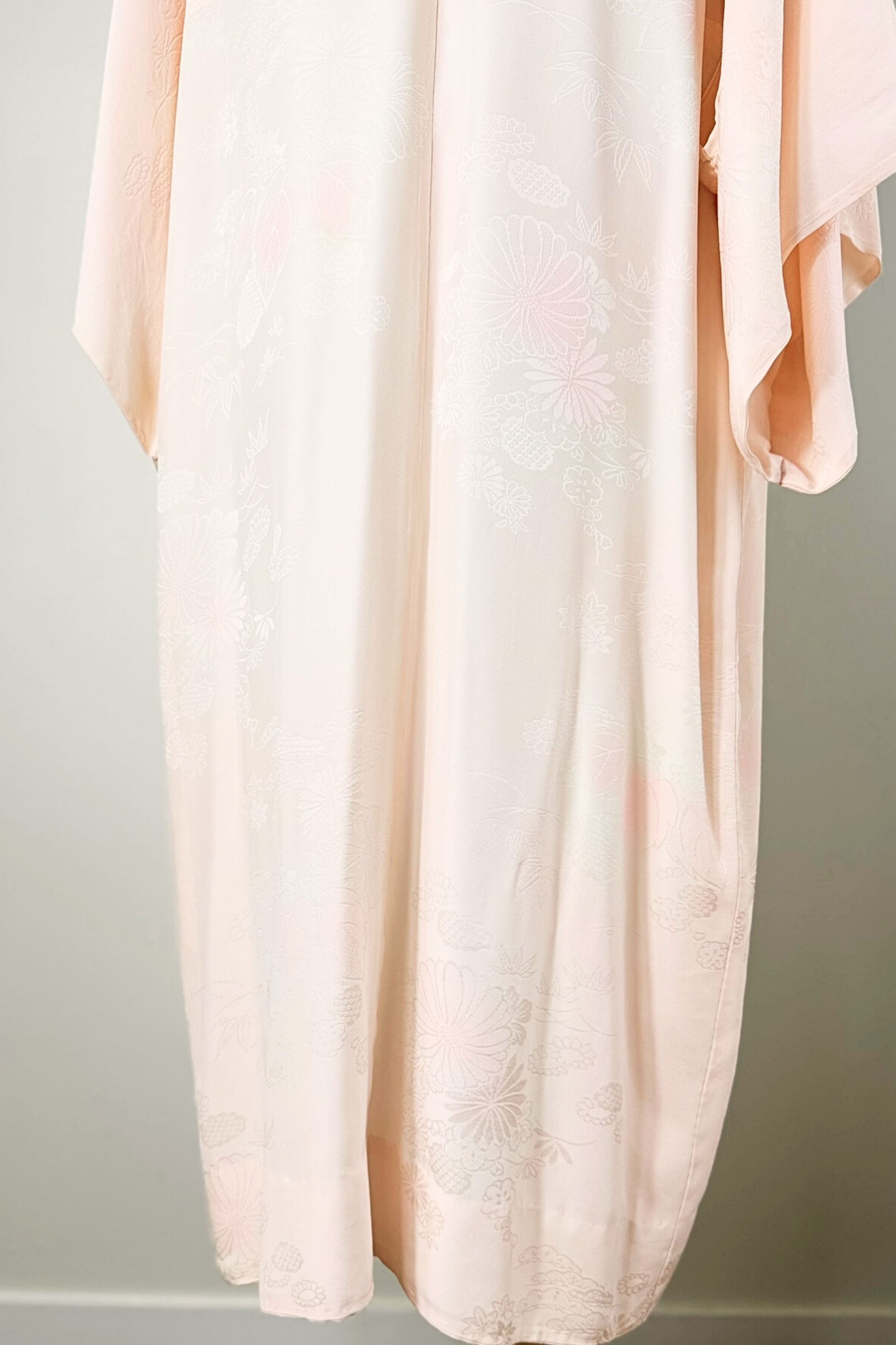 Mid-length kimono in flowing pink silk