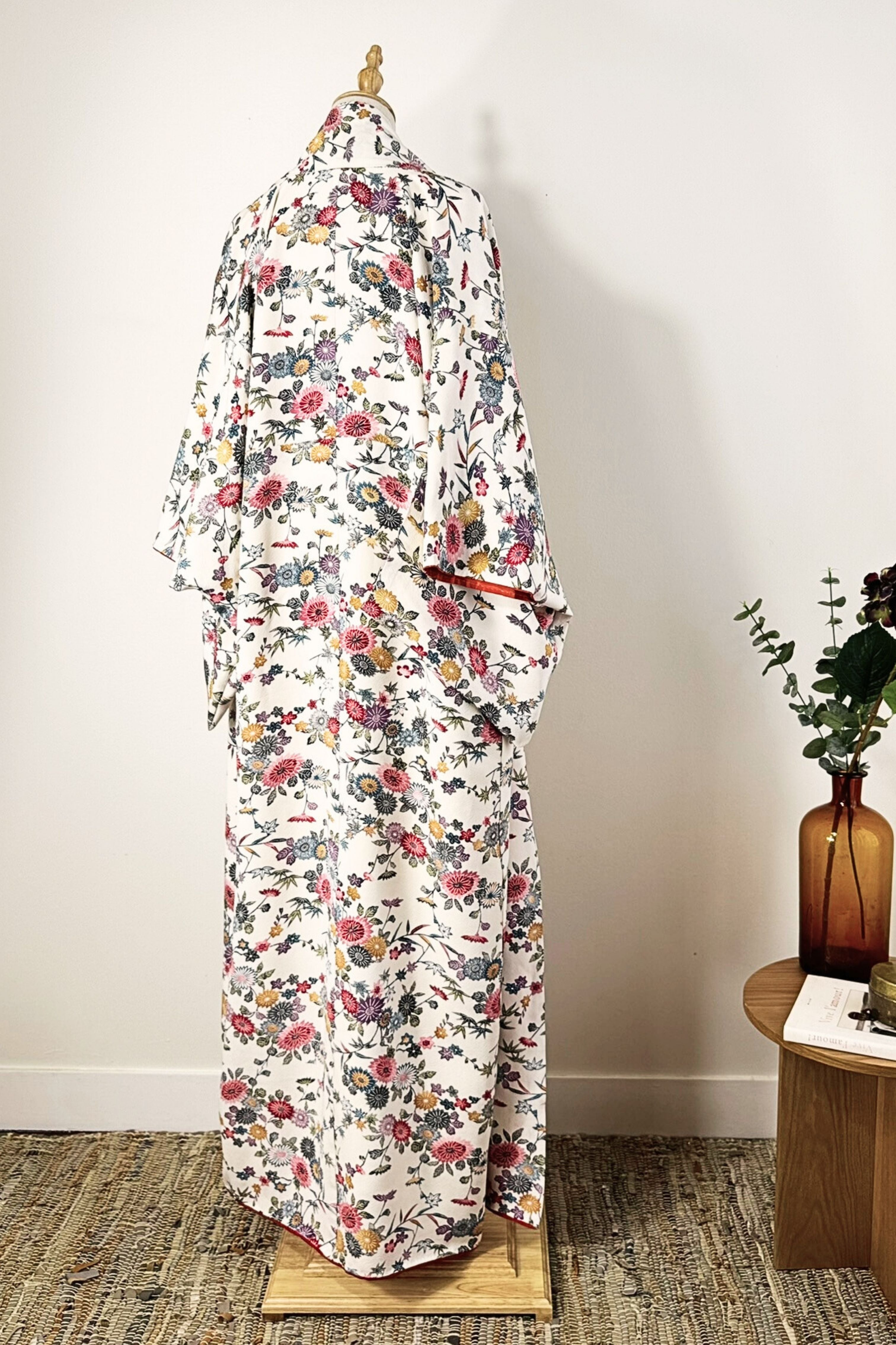 Kimono long en soie blanc à fleurs