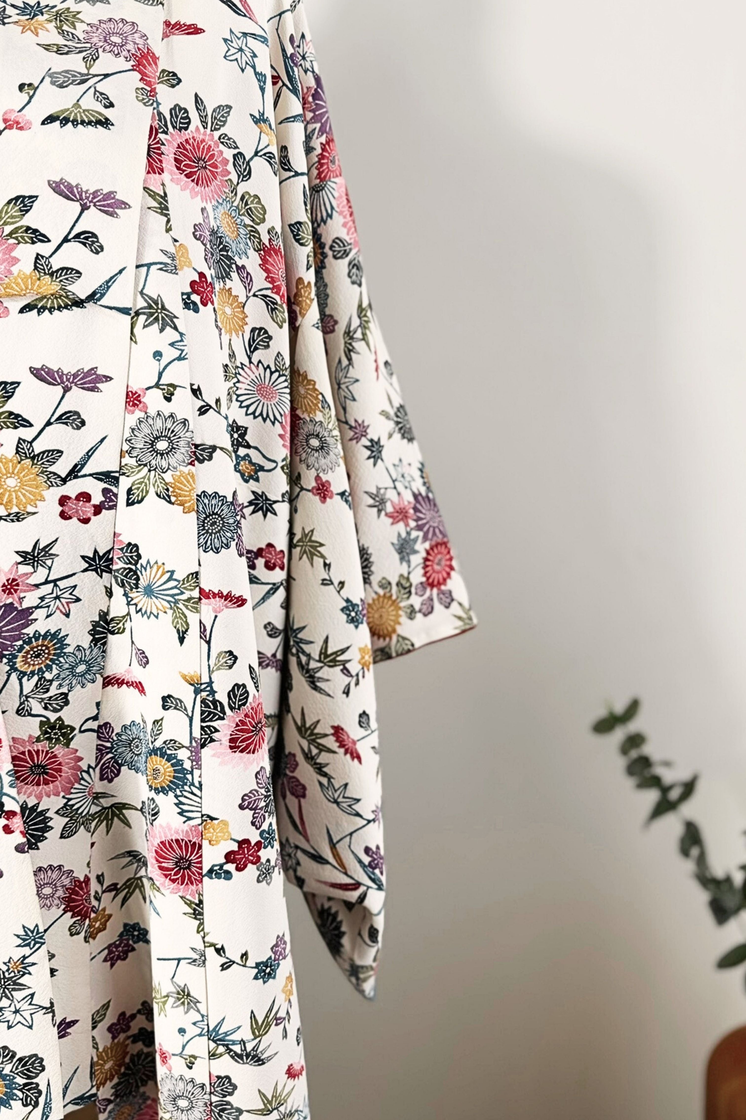 Kimono long en soie blanc à fleurs