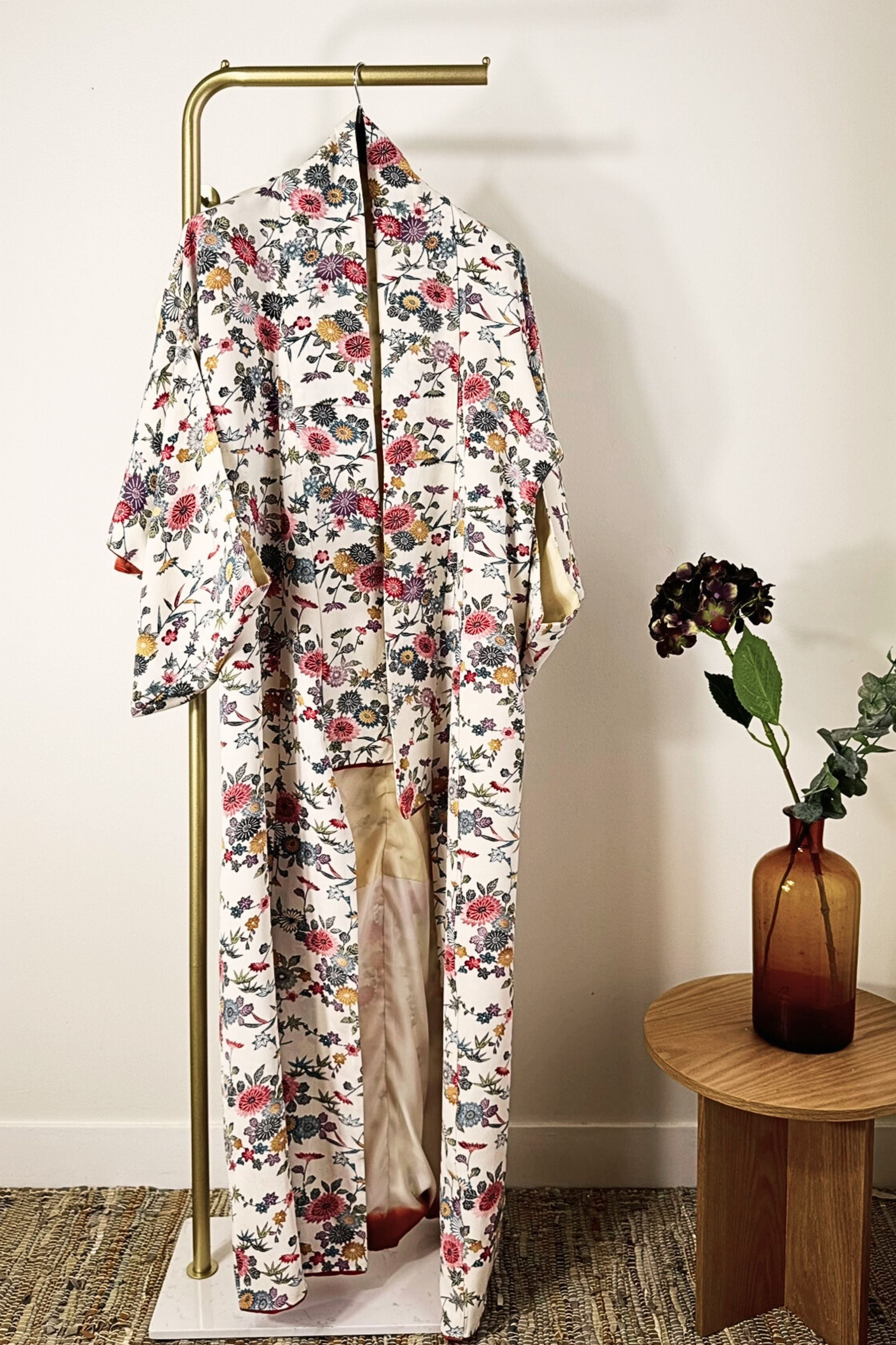 Kimono long en soie blanc à fleurs