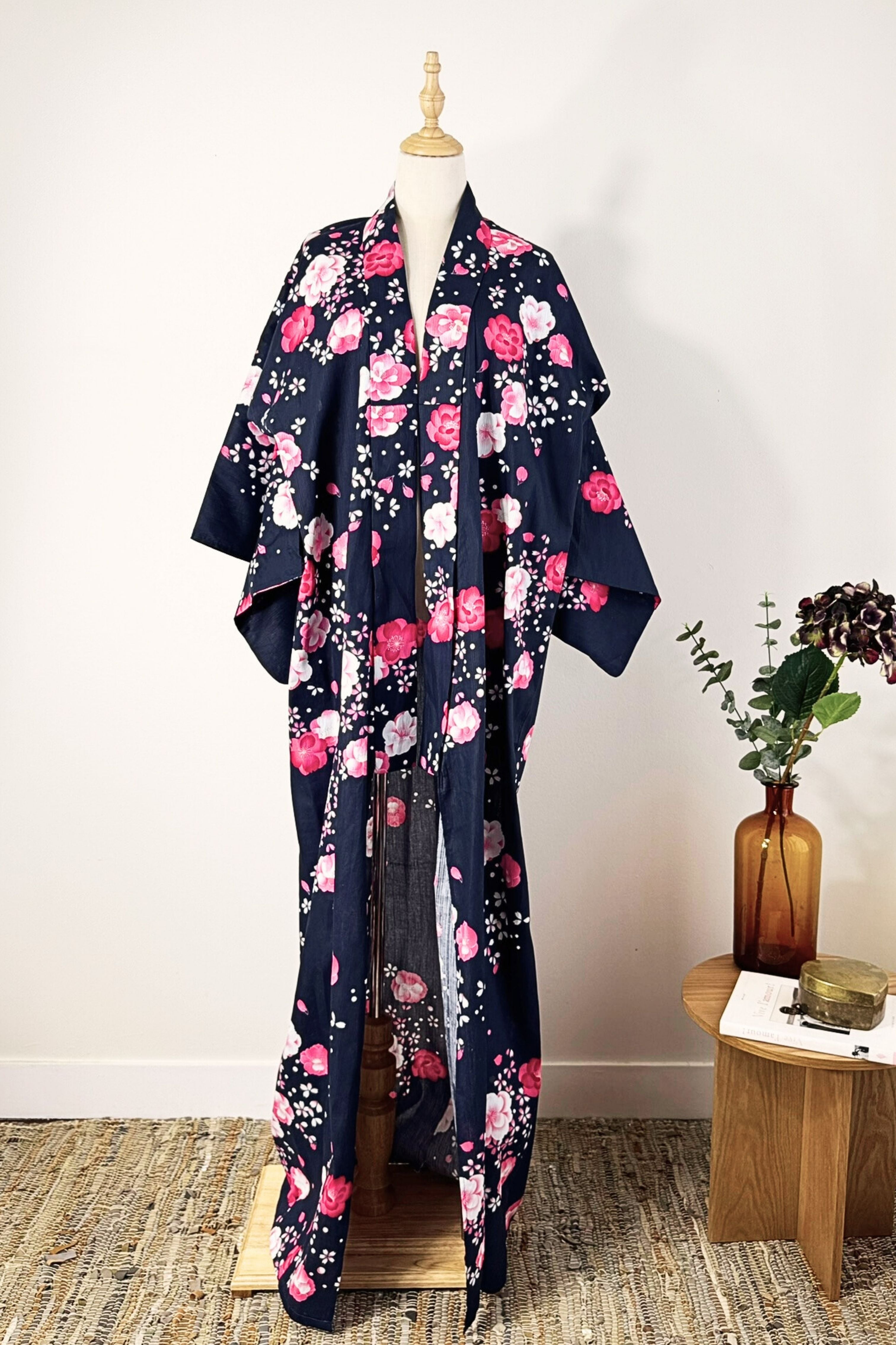Kimono long marine en coton à fleurs