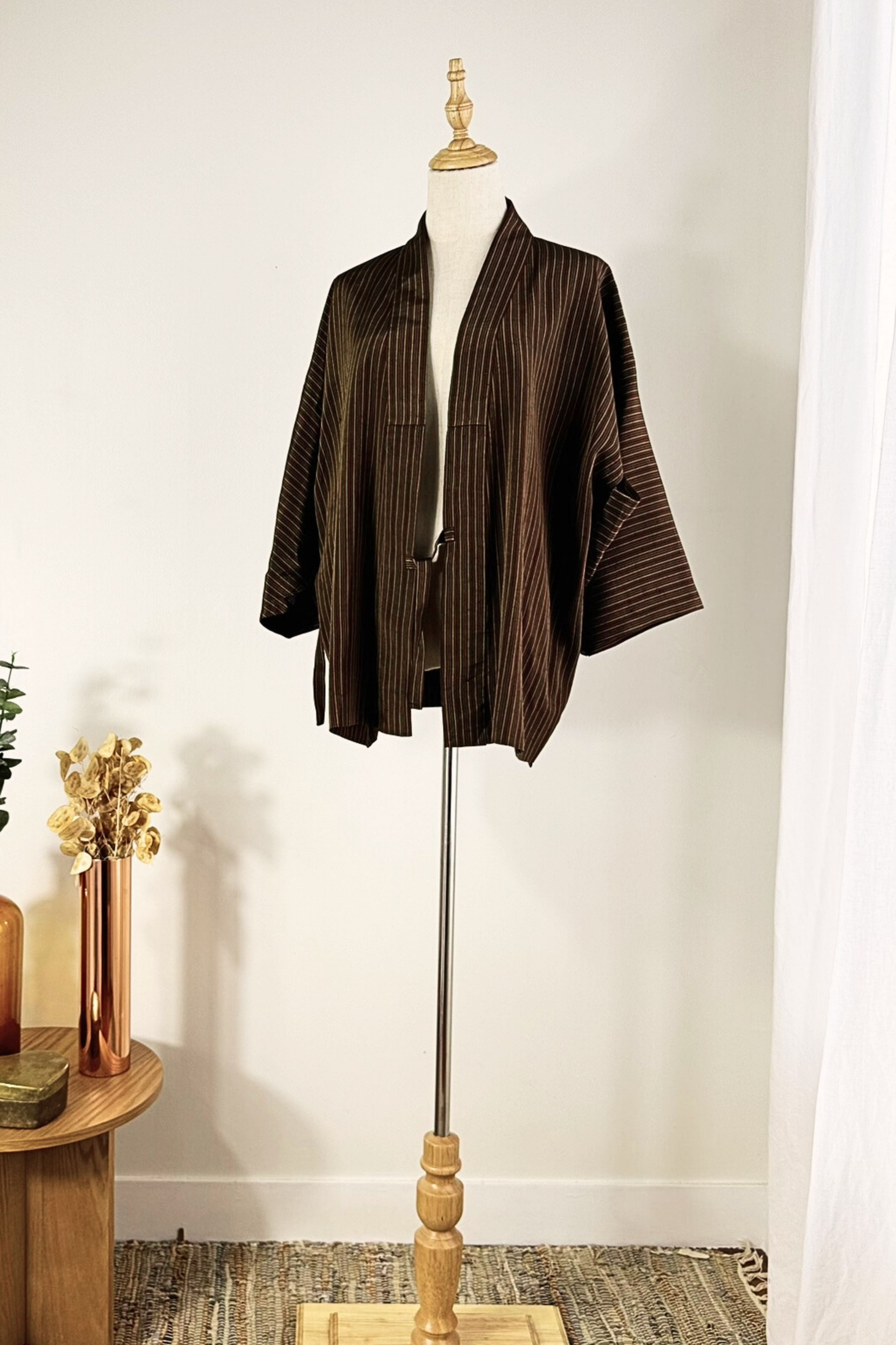 Kimono court en soie marron à rayures