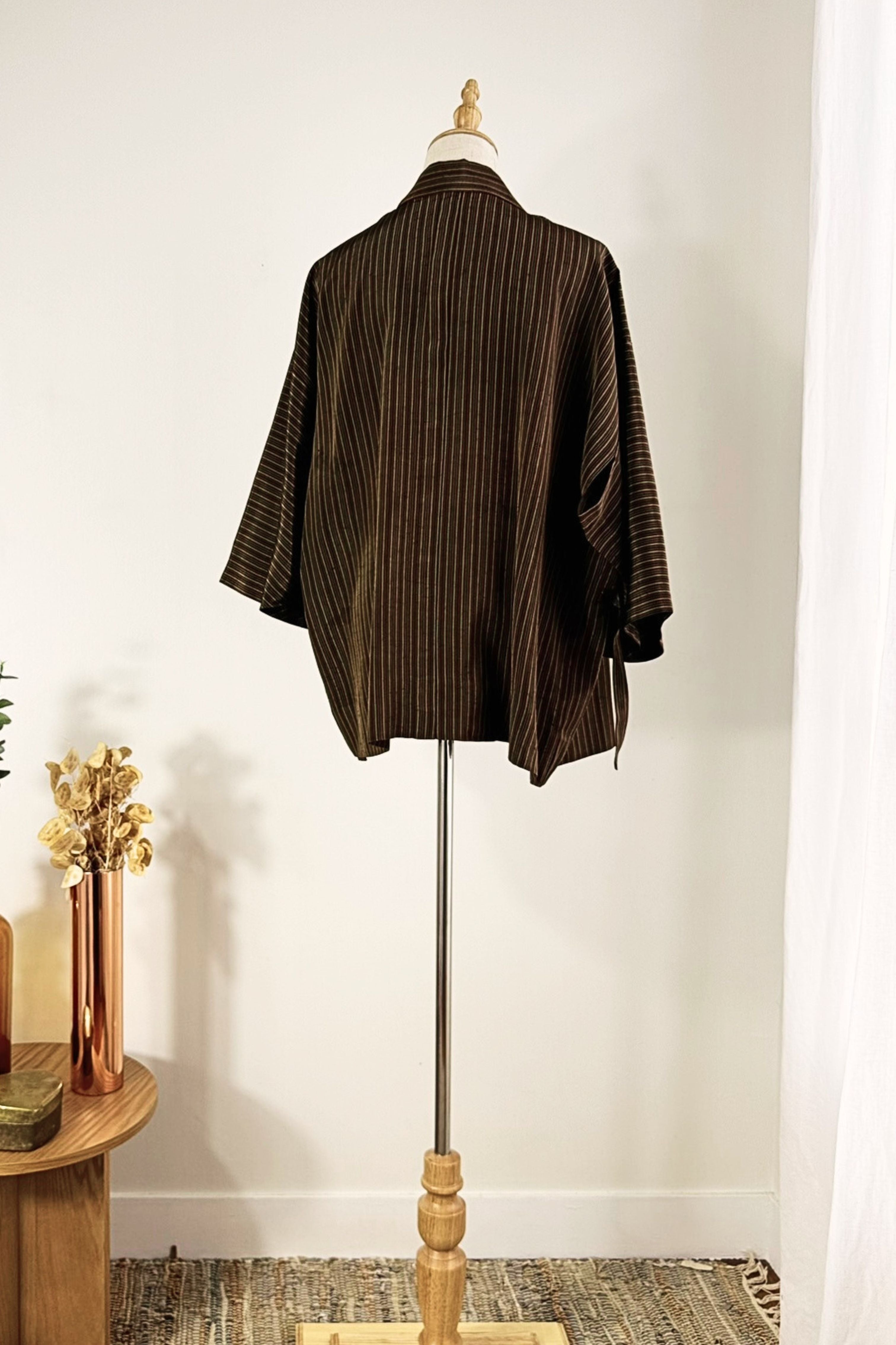Kimono court en soie marron à rayures
