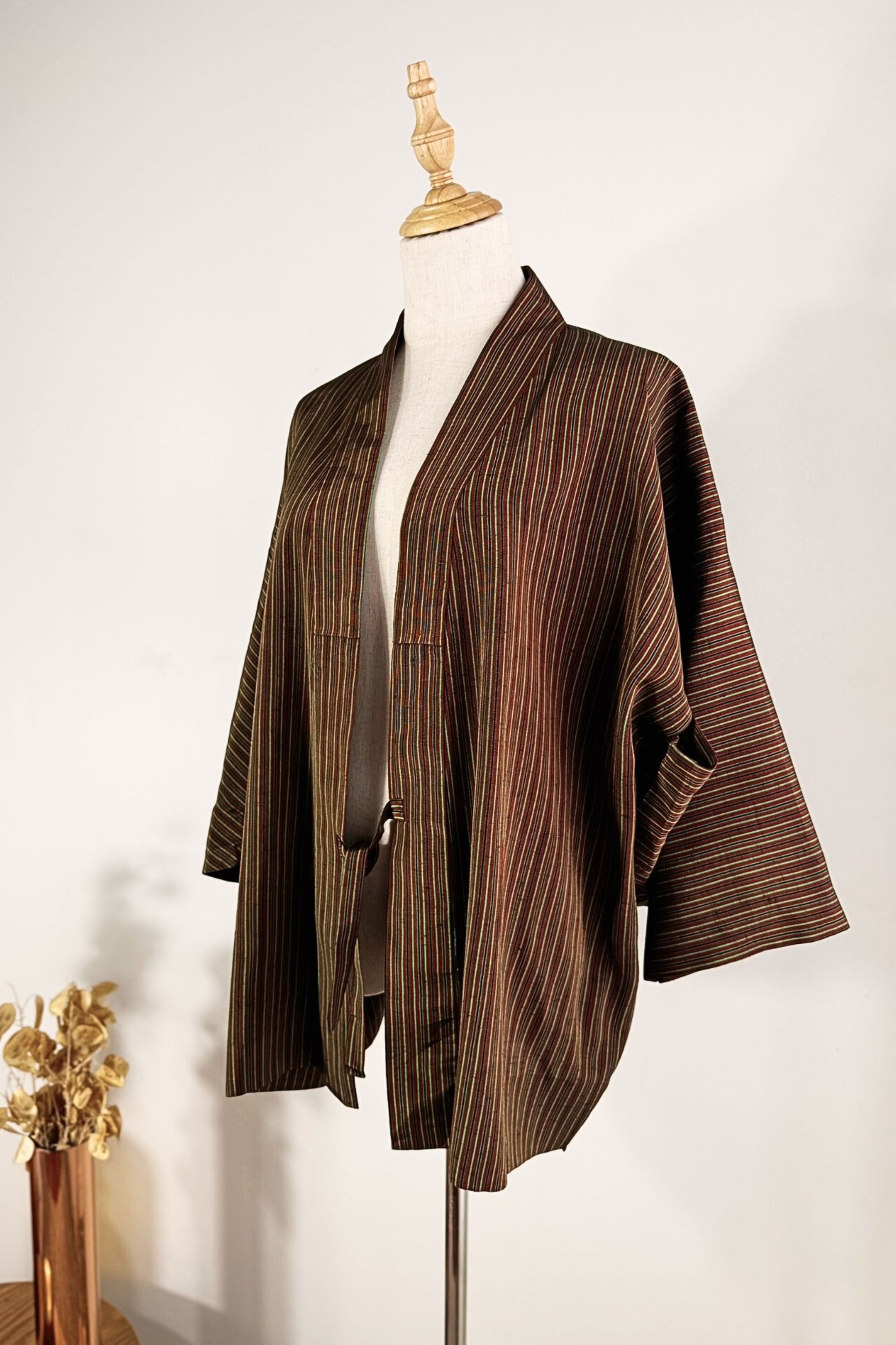 Kimono court en soie marron à rayures