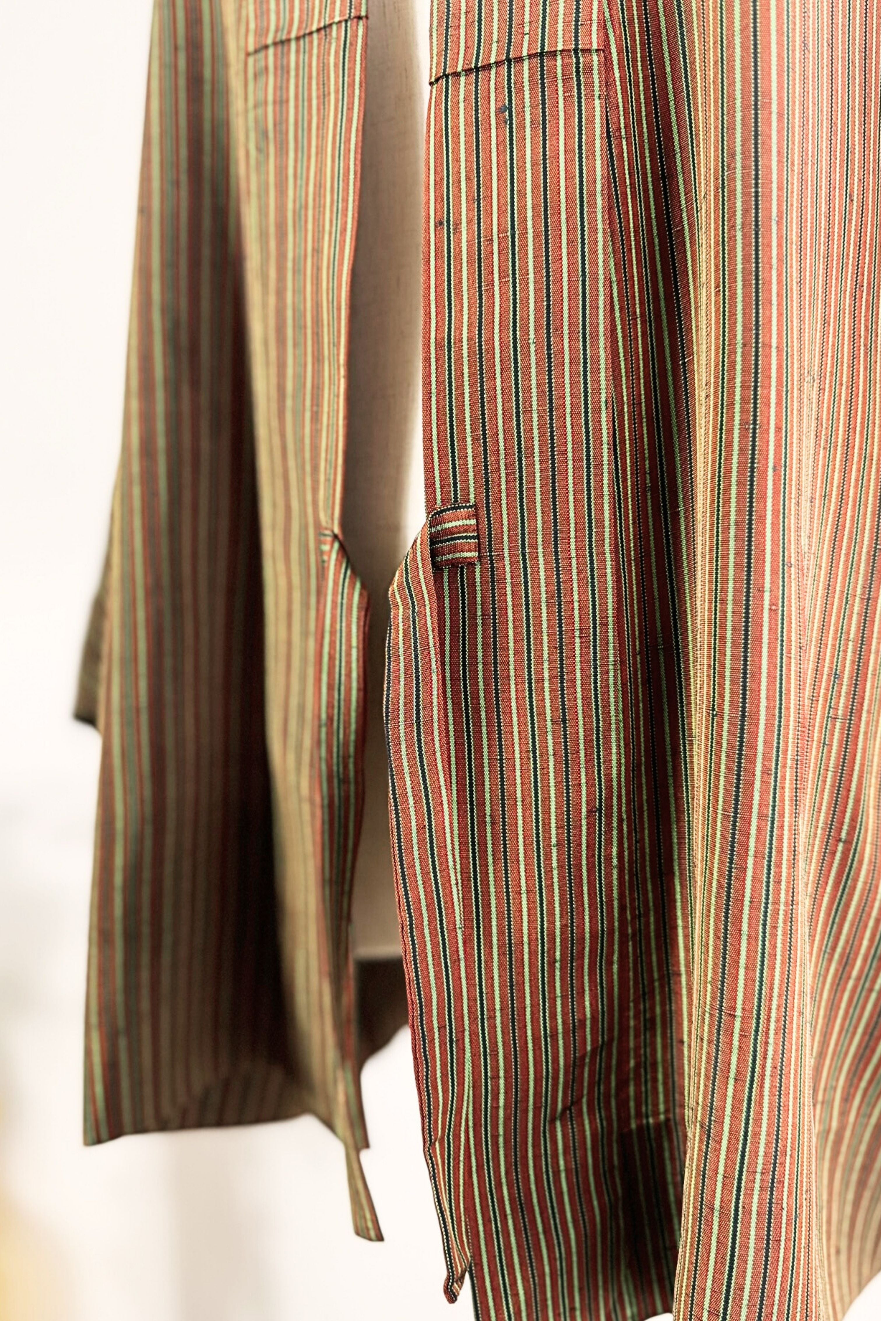 Kimono court en soie marron à rayures