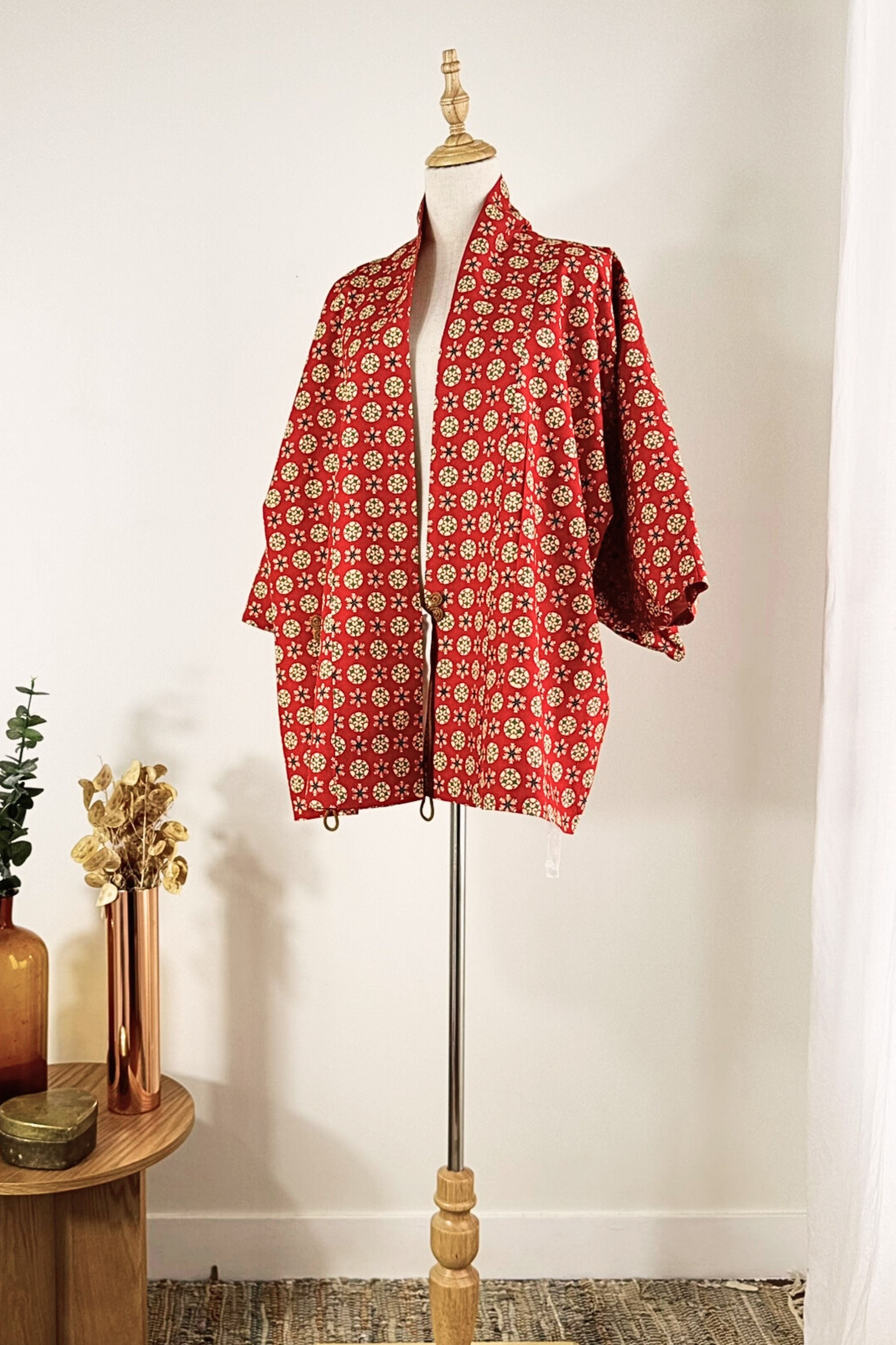Kimono court en soie rouge à motifs colorés