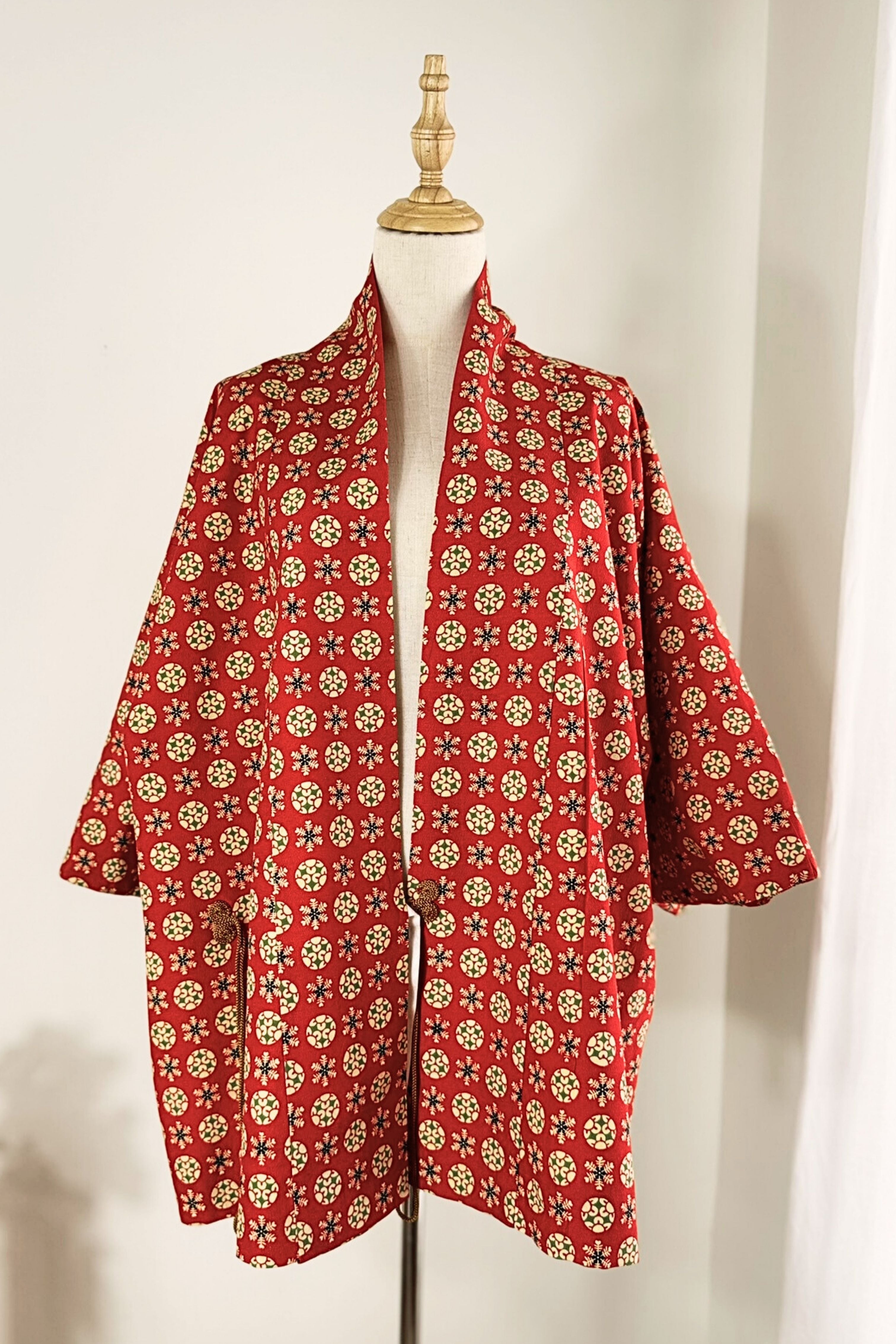 Kimono court en soie rouge à motifs colorés