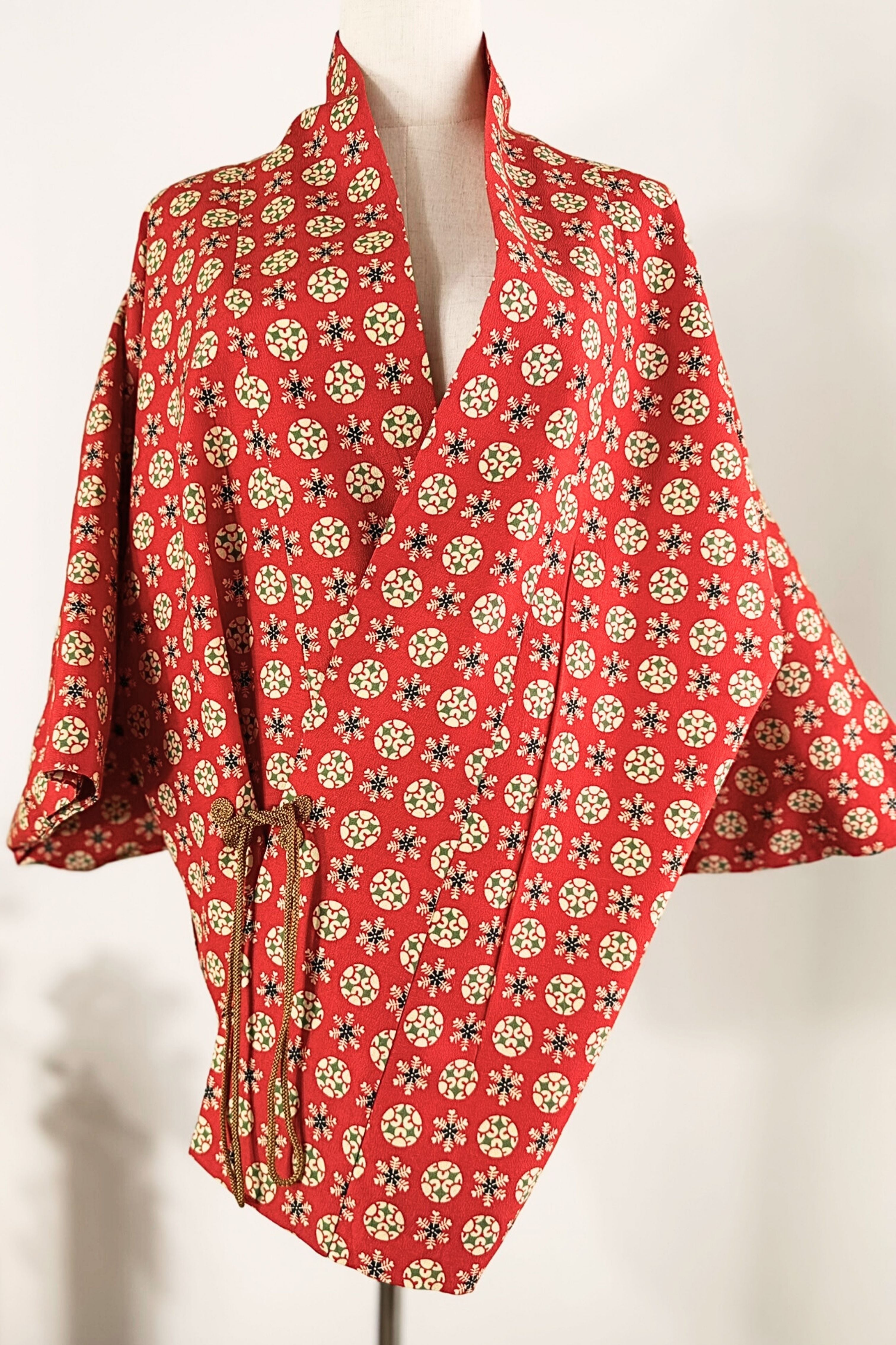Kimono court en soie rouge à motifs colorés