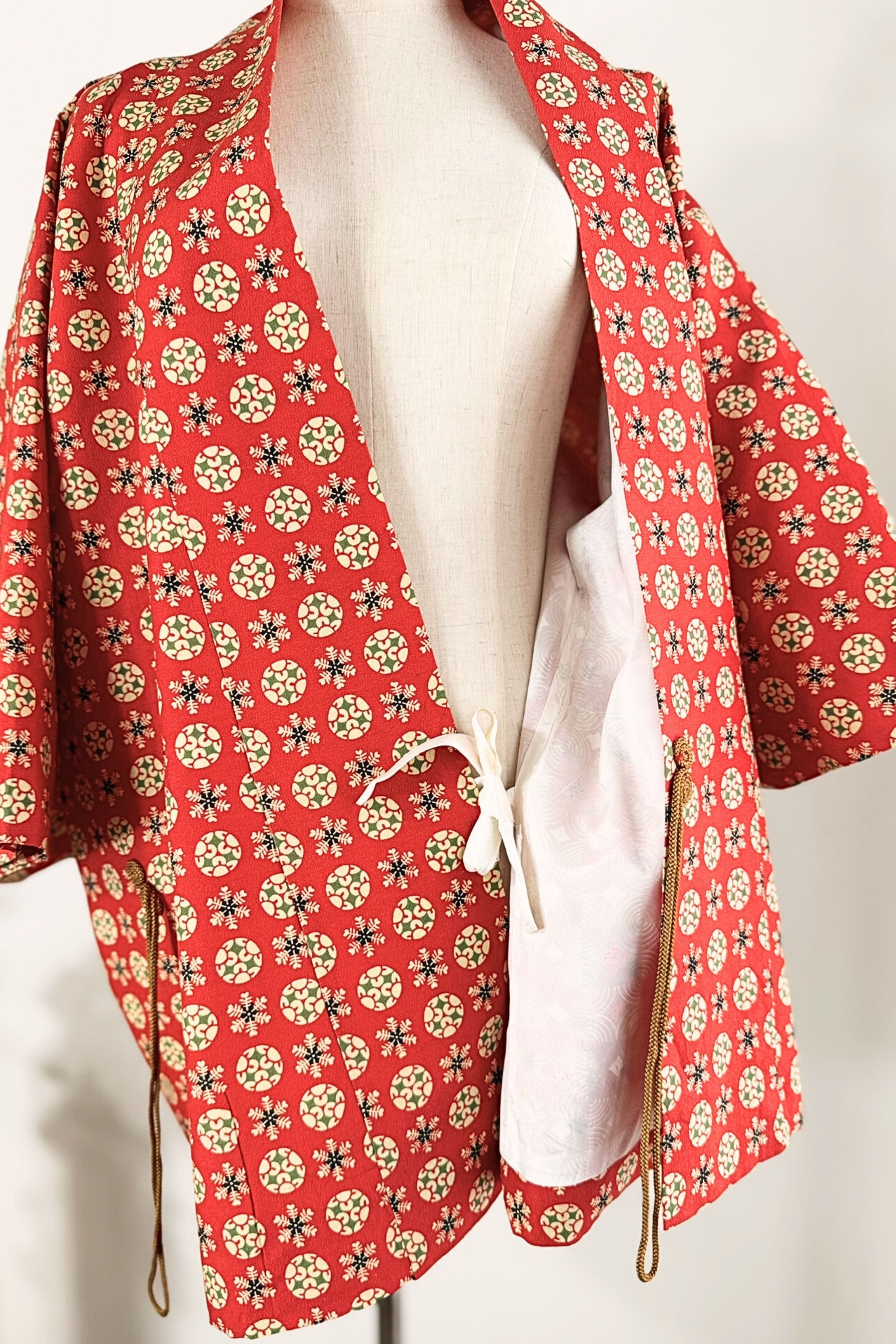 Kimono court en soie rouge à motifs colorés