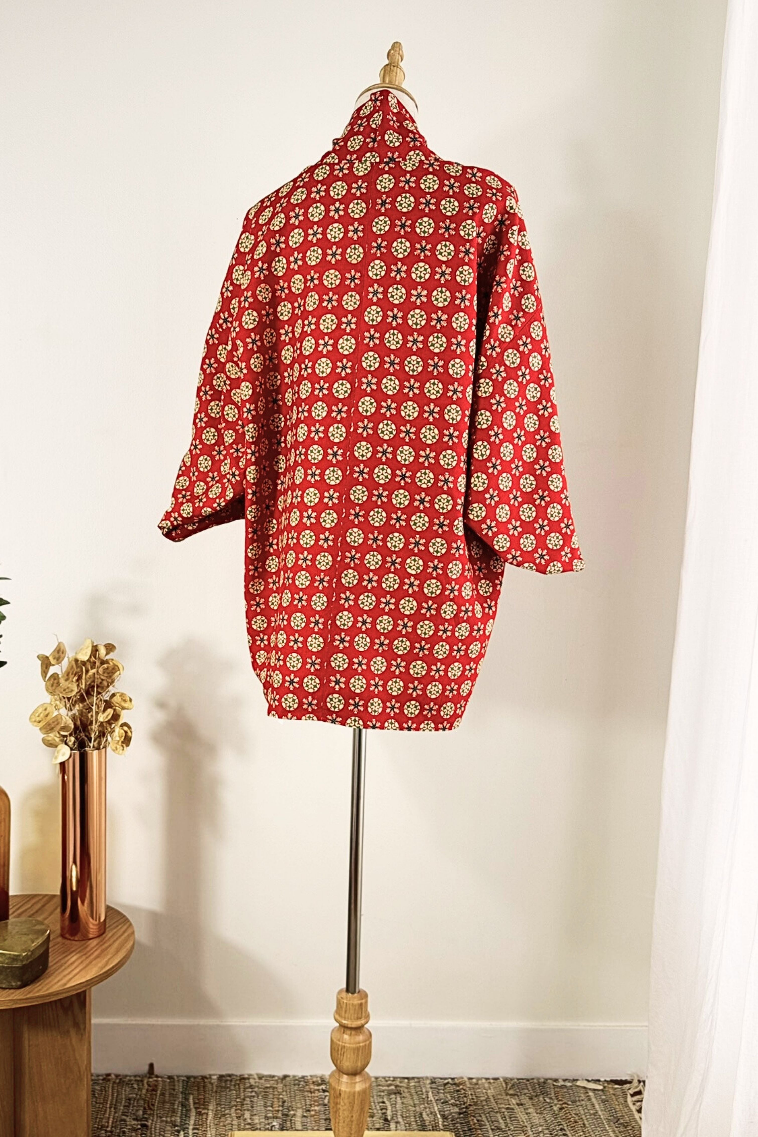 Kimono court en soie rouge à motifs colorés