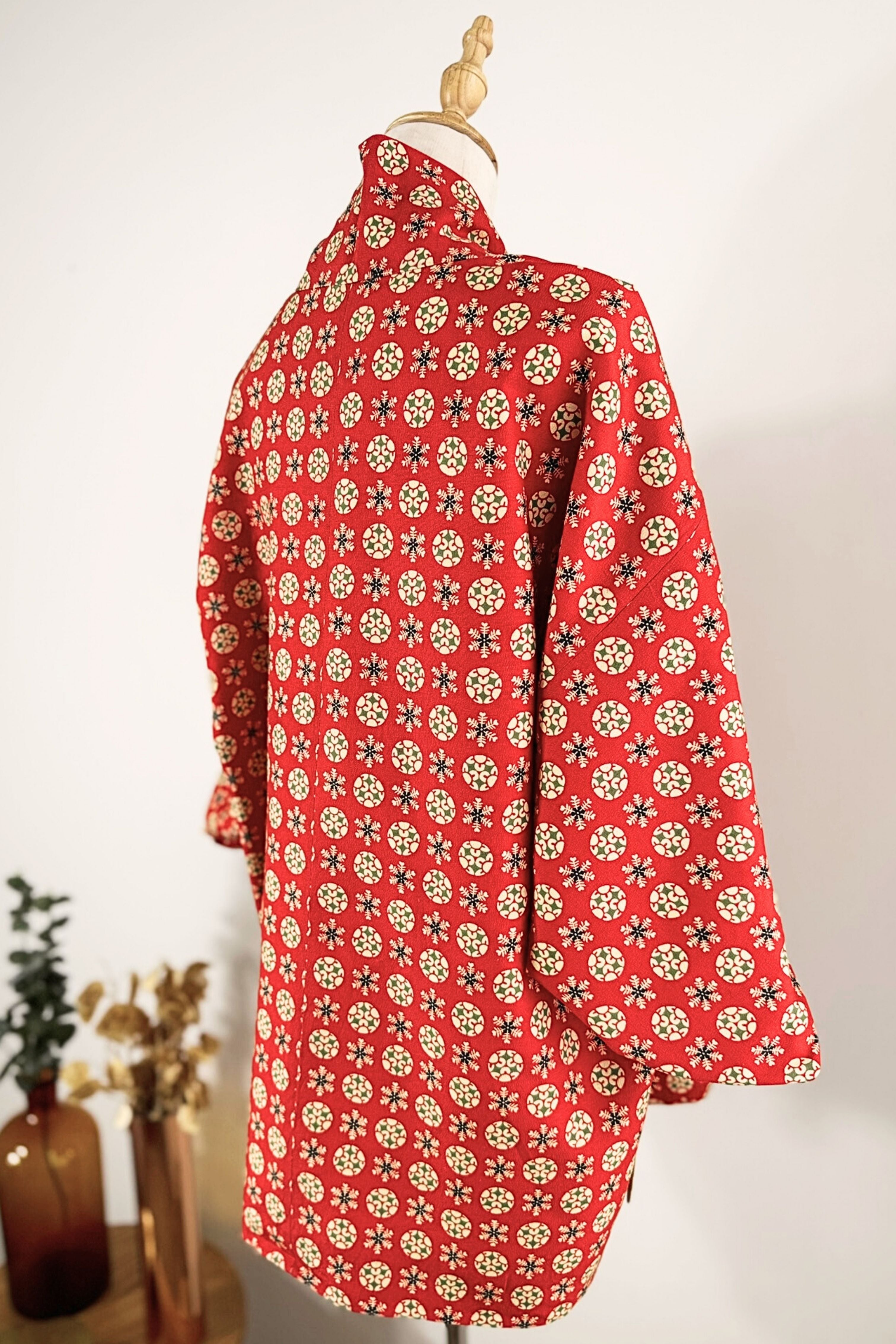 Kimono court en soie rouge à motifs colorés