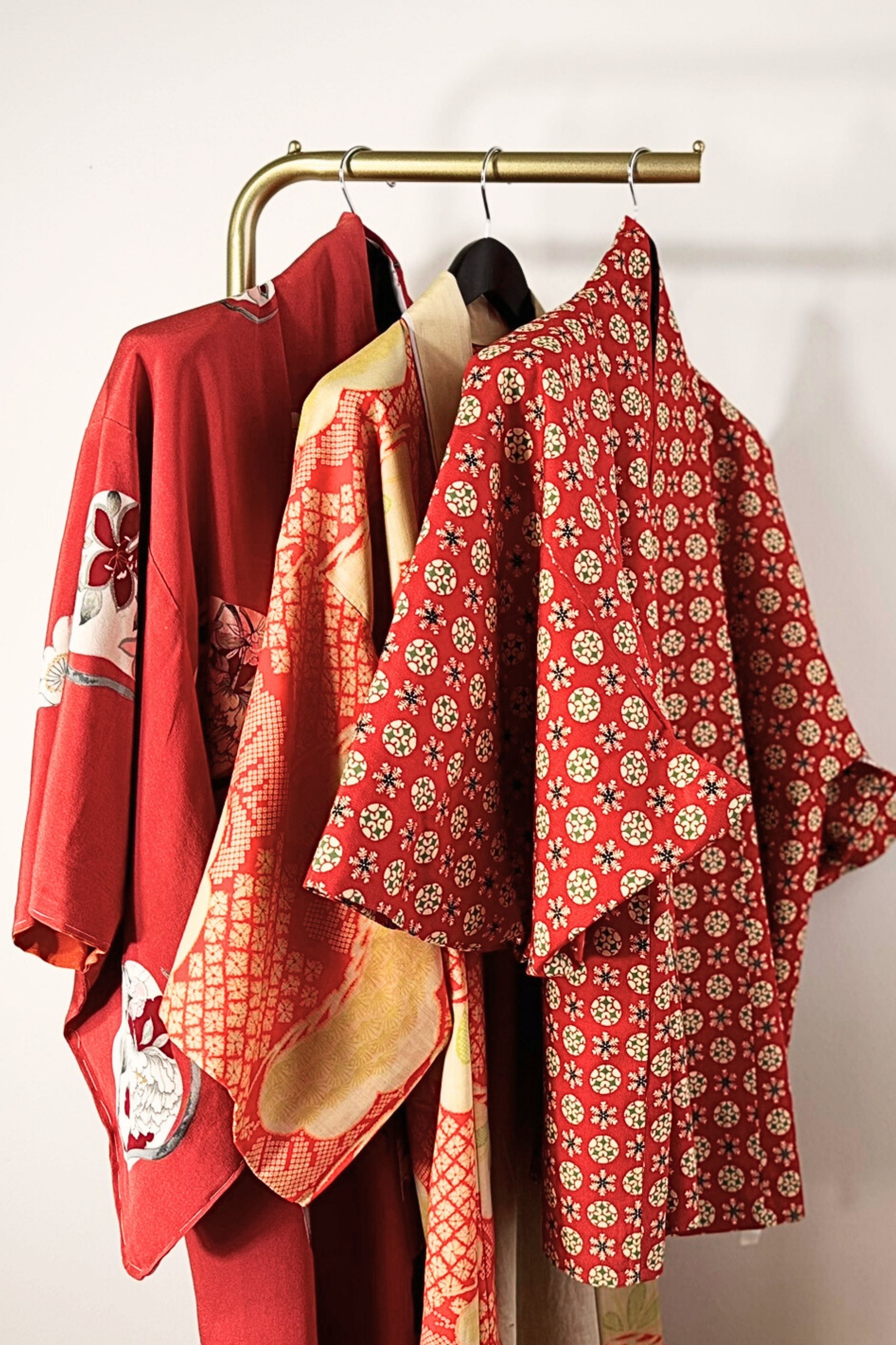 Kimono court en soie rouge à motifs colorés