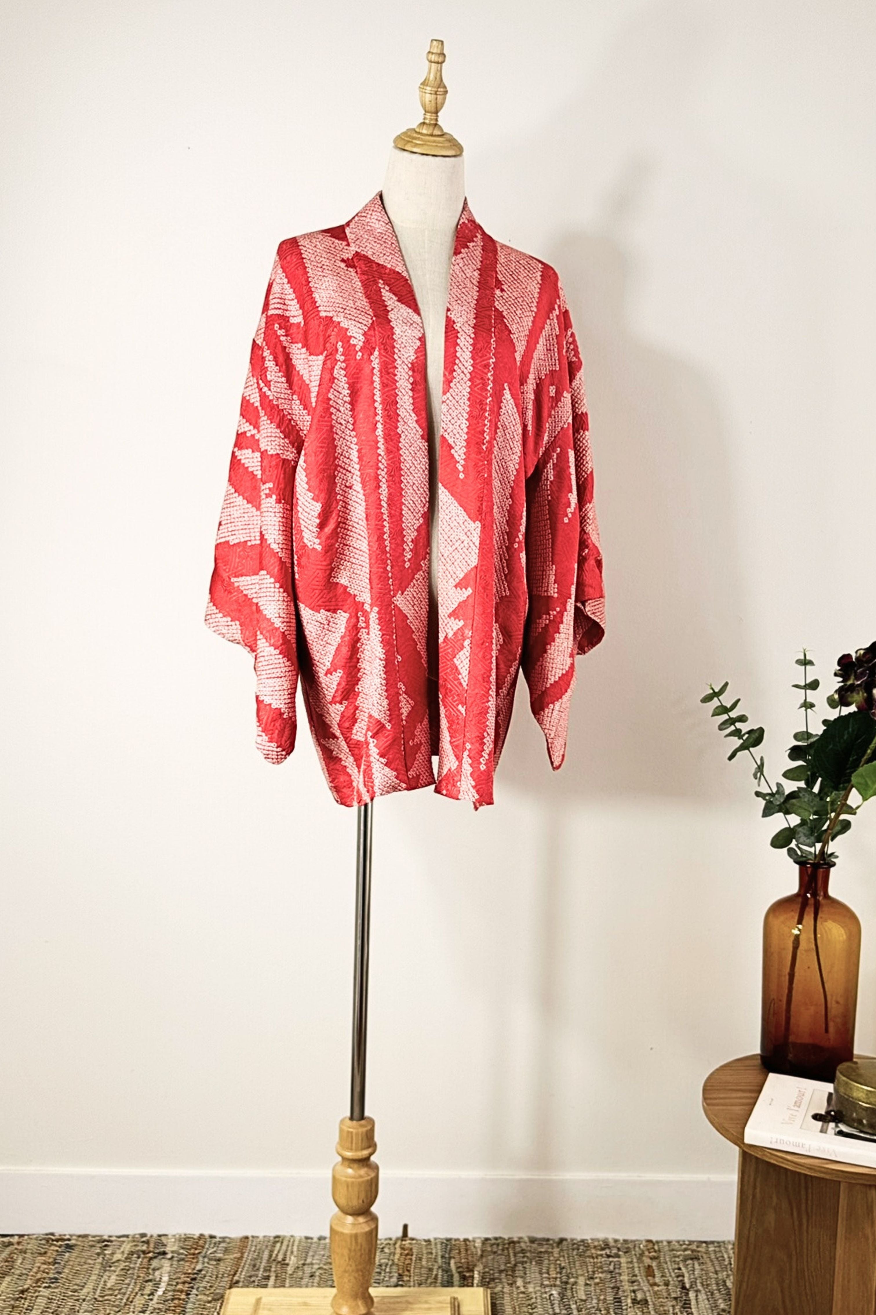 Kimono court à motifs abstraits rose