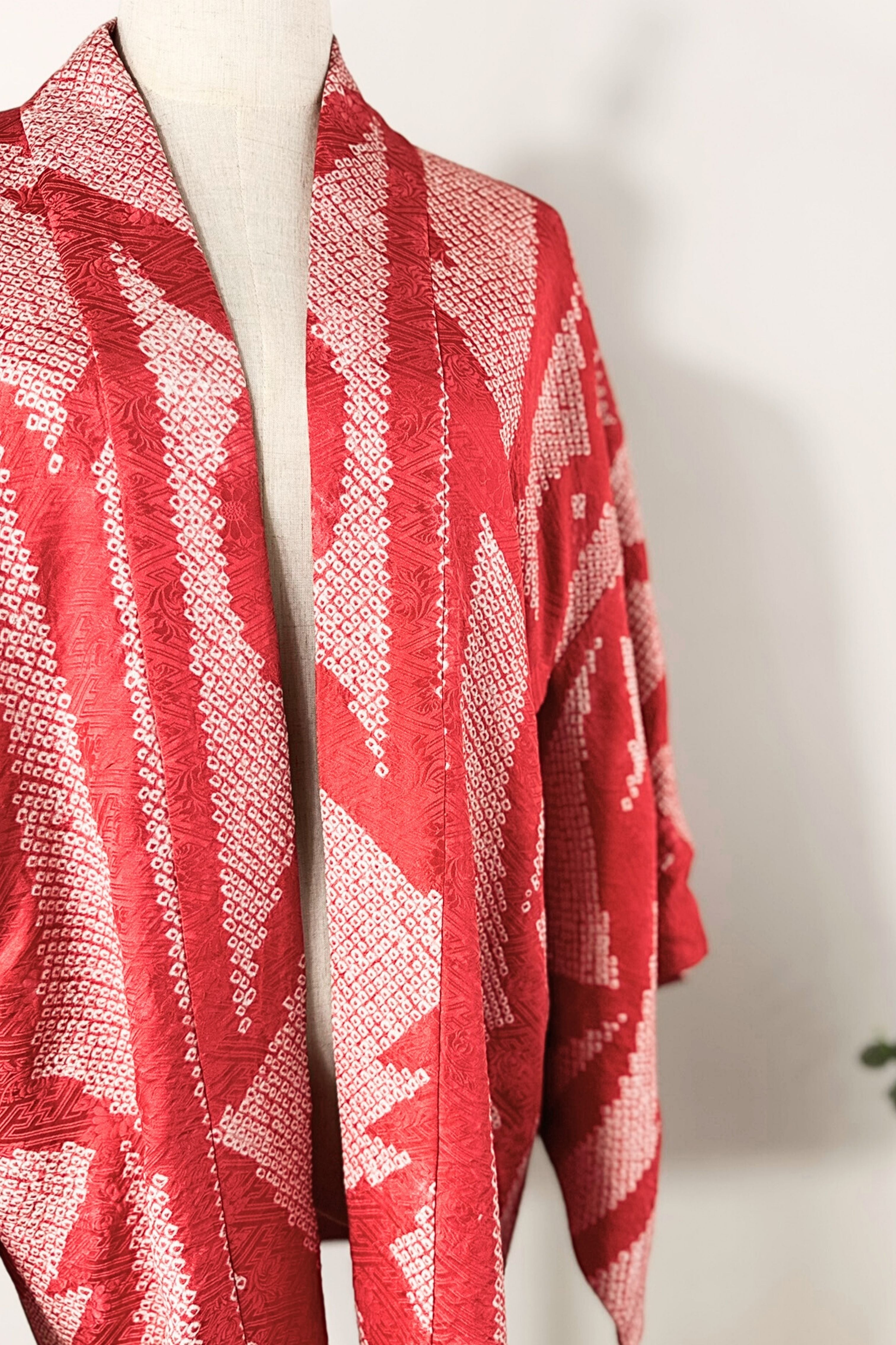 Kimono court à motifs abstraits rose