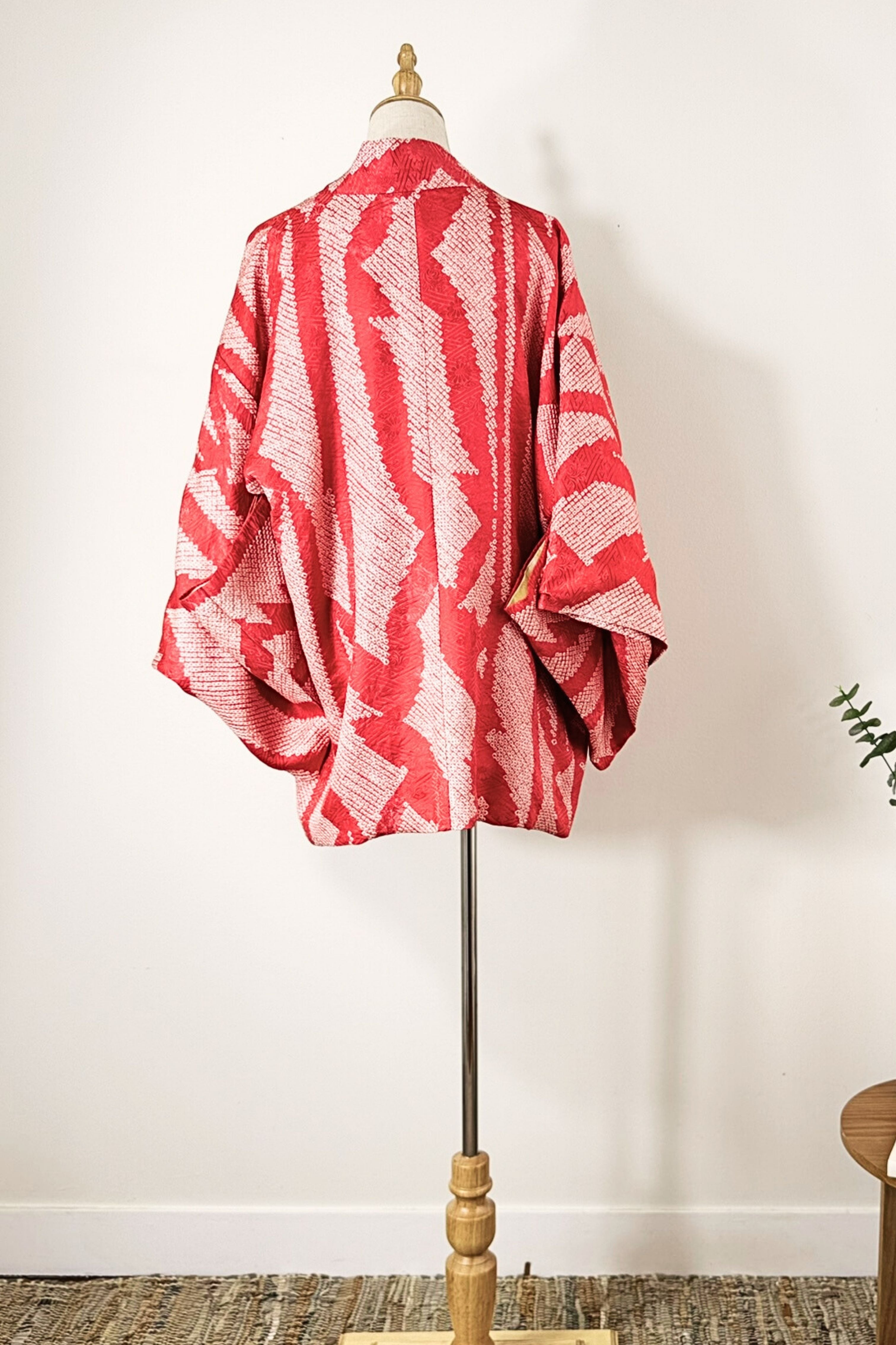 Kimono court à motifs abstraits rose