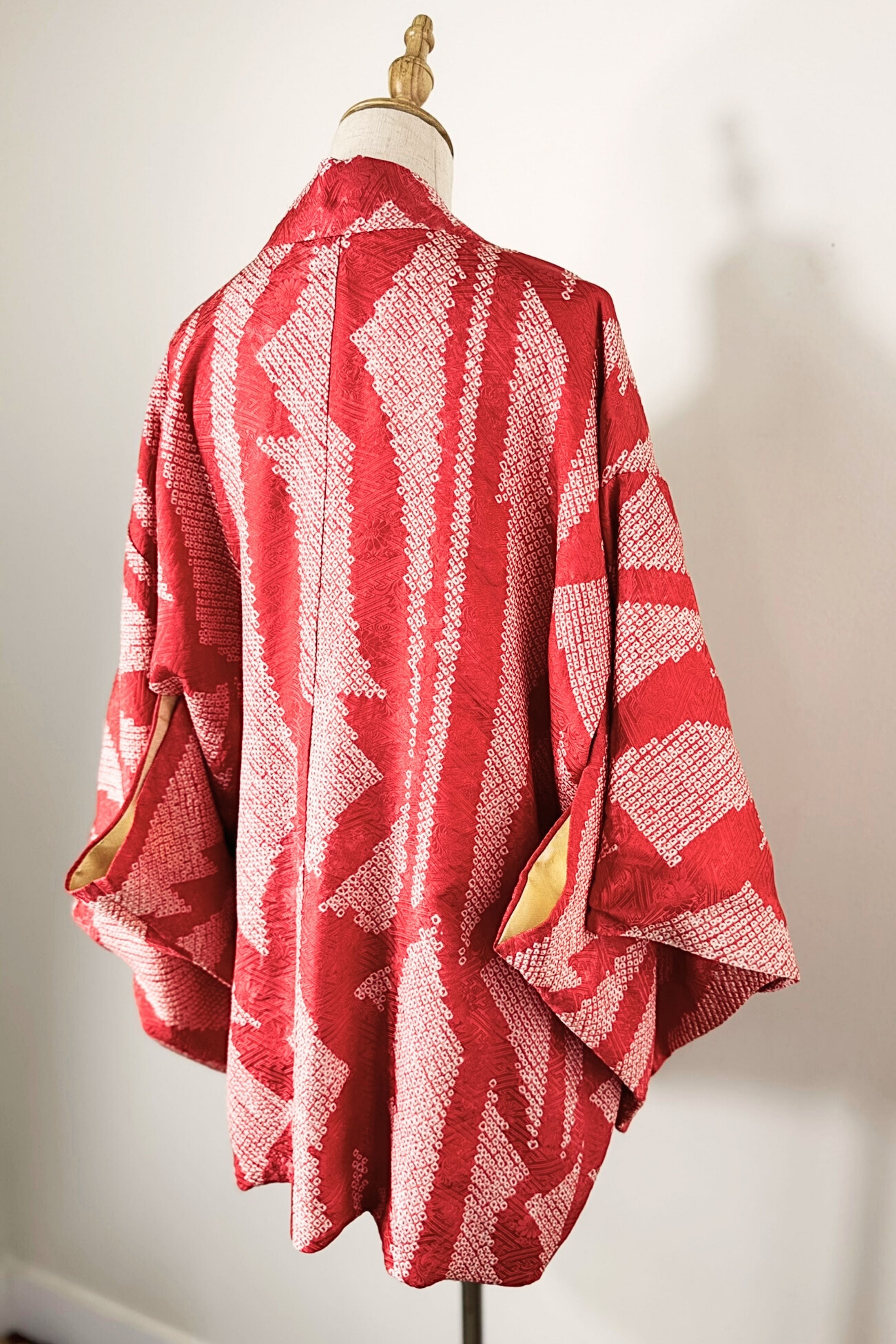 Kimono court à motifs abstraits rose
