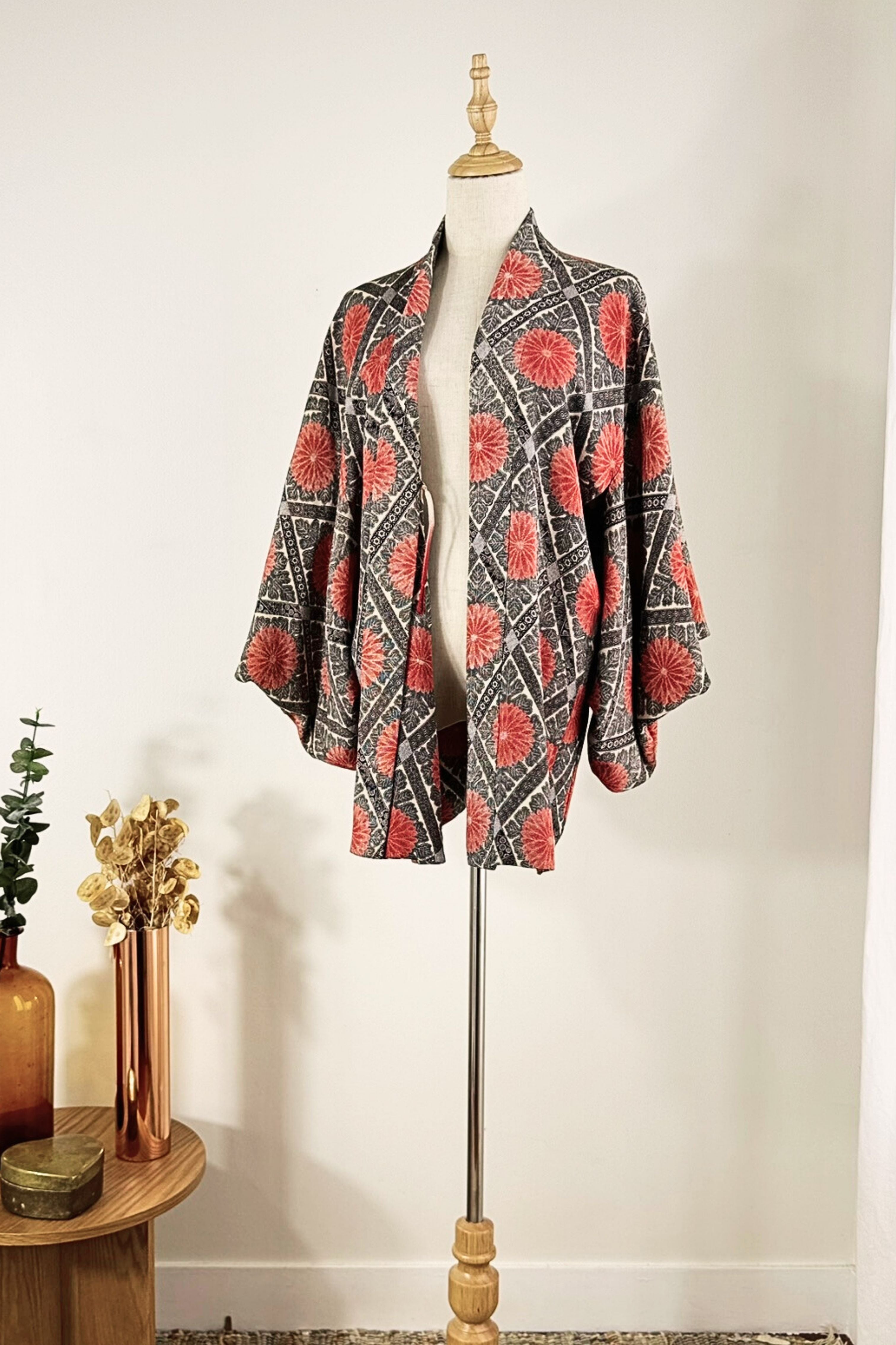 Kimono court épais gris à motifs roses
